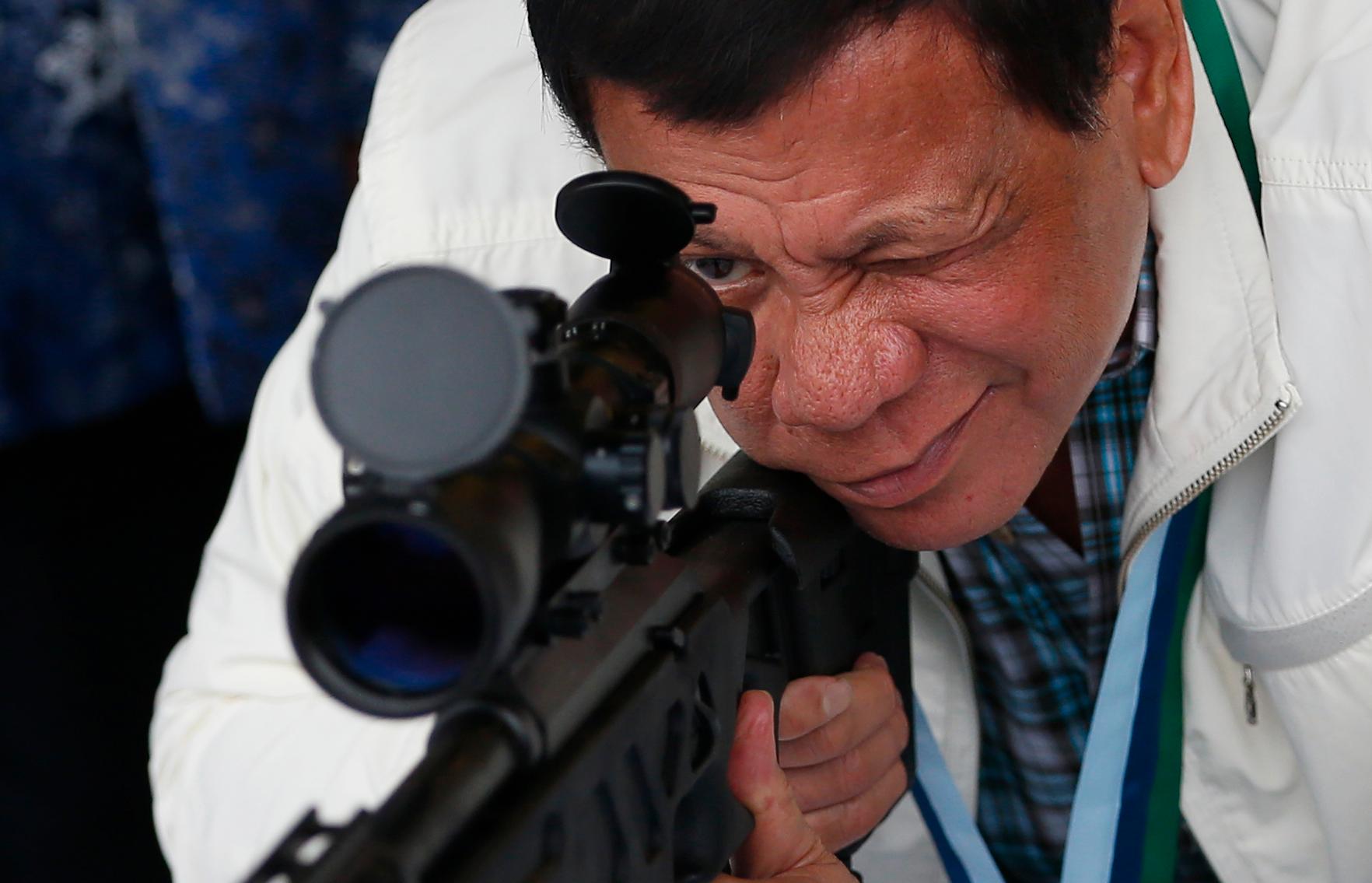 Filippinernas president Rodrigo Duterte under en uppvisning av vapen inköpta från Kina i juni i fjol. Arkivbild.