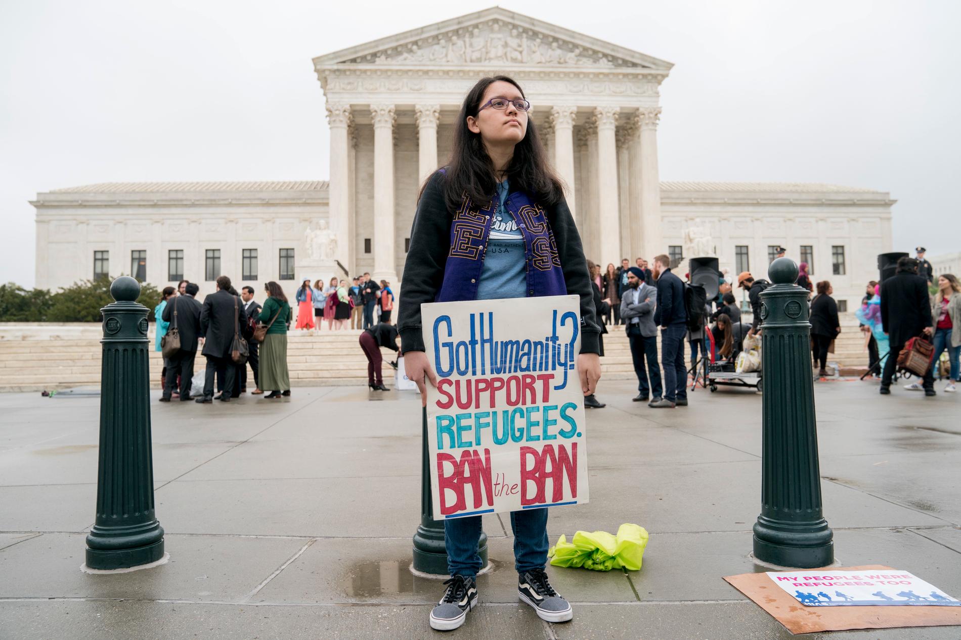Bild från en tidigare demonstration mot inreseförbudet, utanför USA:s högsta domstol i Washington.