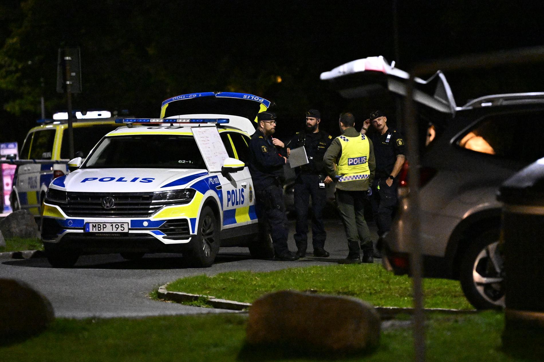 Polis på plats efter att en man hittats skjuten i Kristianstad sent på torsdagskvällen.