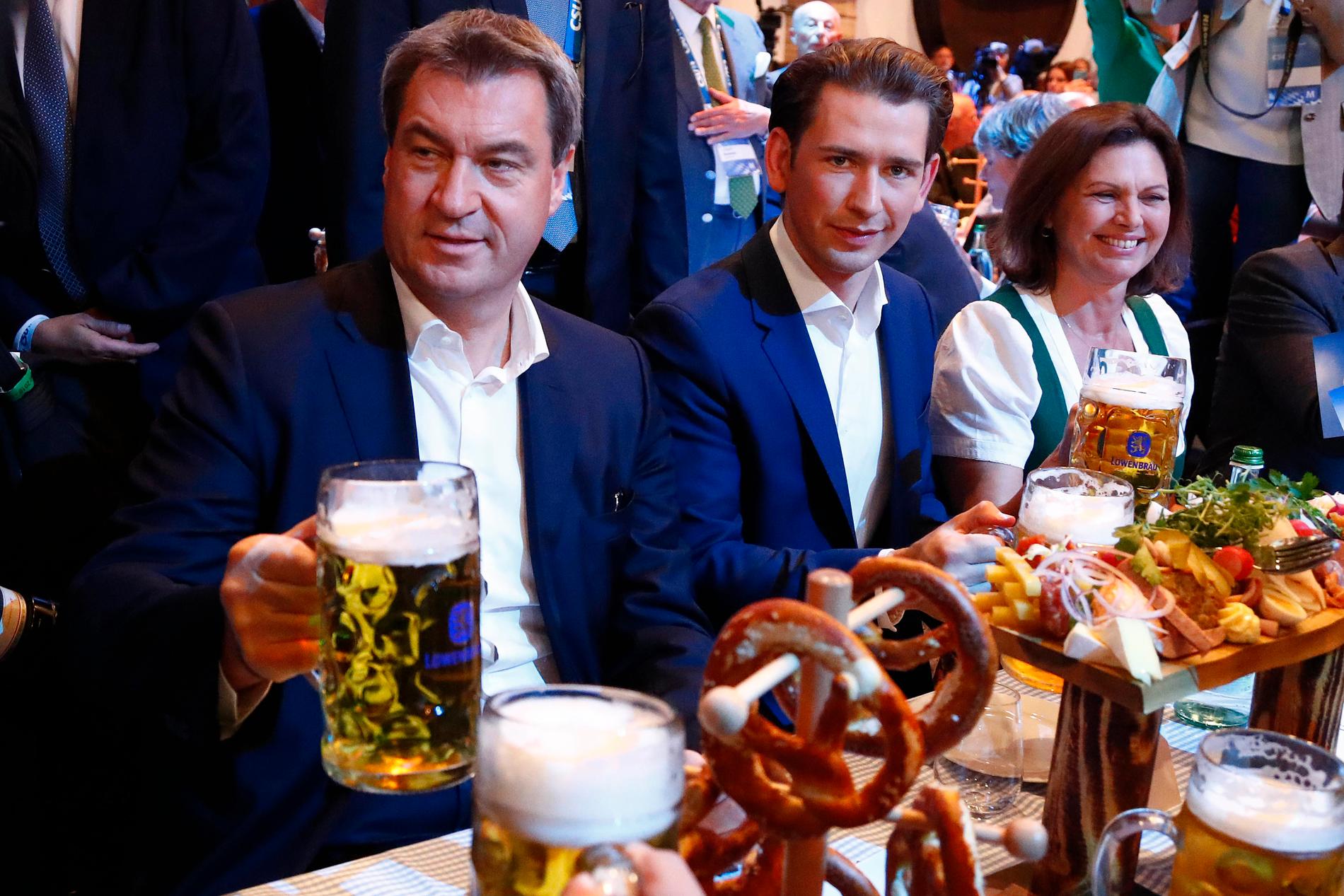 Bayerns regeringschef Markus Söder (till vänster) tar en öl tillsammans med Österrikes förbundskansler Sebastian Kurz (i mitten) inför valslutspurten i München i fredags.