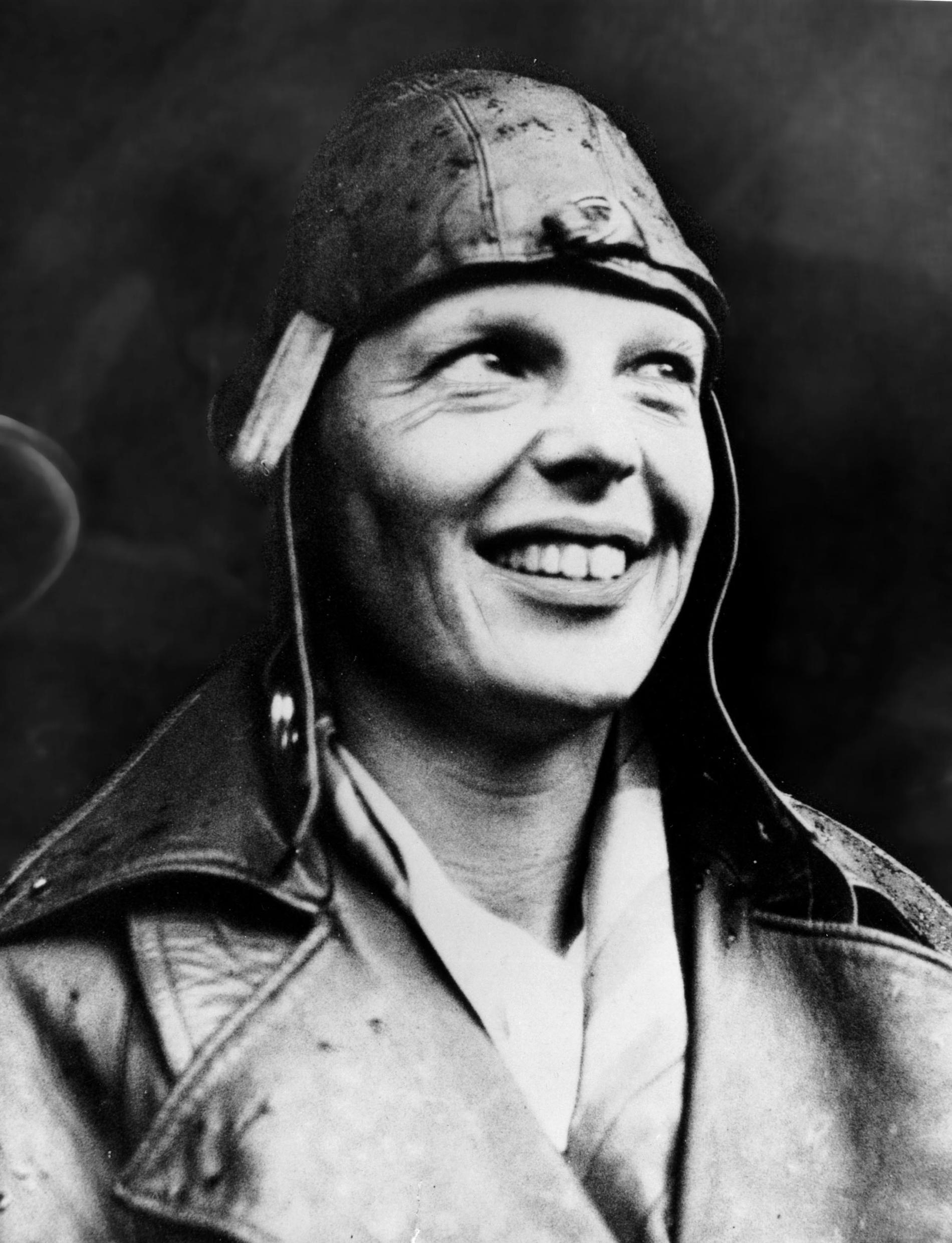 Den amerikanska flygaren Amelia Earhart ler den 22 maj 1932 när hon anländer till London, England efter att ha blivit den första kvinnan att flyga ensam över Atlanten.