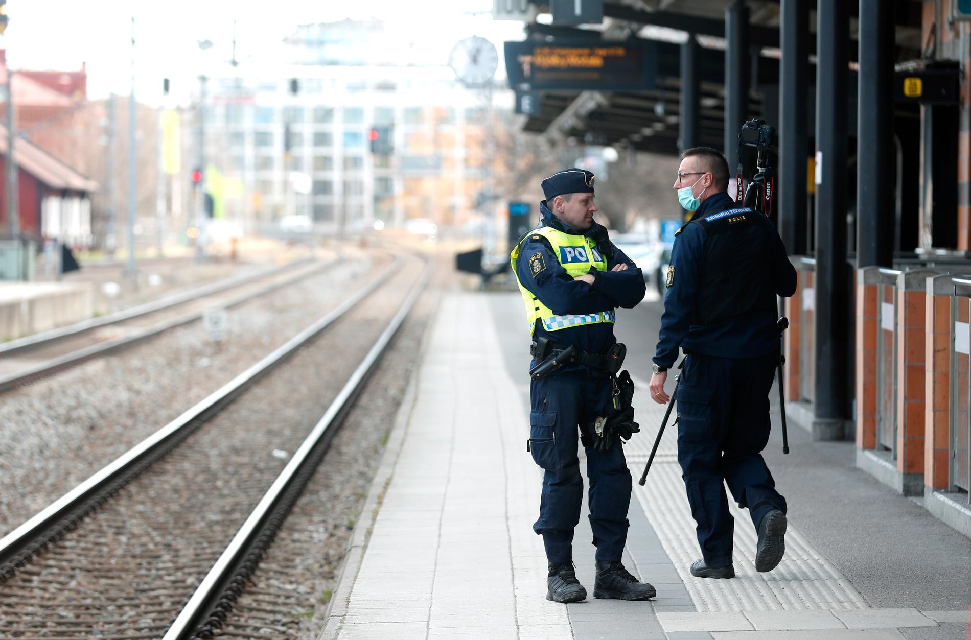En man har gripits misstänkt för “grovt våldsbrott” på centralstation i Linköping. Larmet kom vid 10.53 och tre minuter senare var första patrullen på plats.