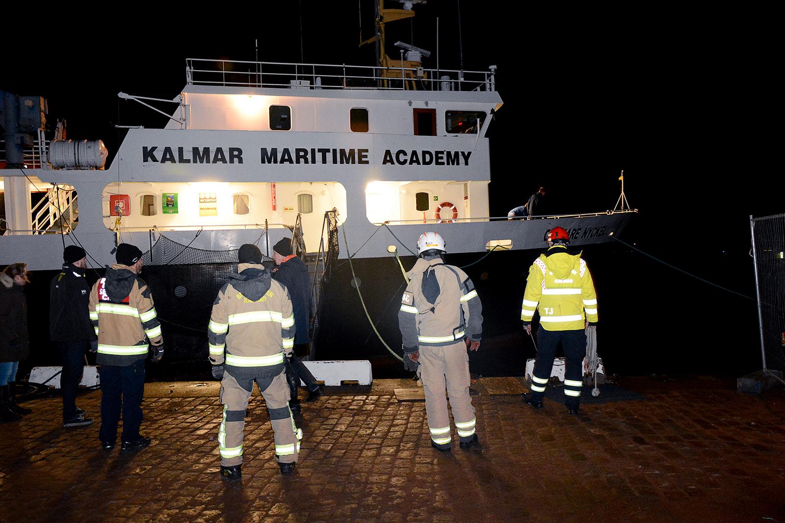 Under natten tilltog stormen i styrka på östkusten. Ölandsbron stängdes för trafik och en räddningstjänsten jobbade med att fånga in en båt som slitit sig i Kalmar.