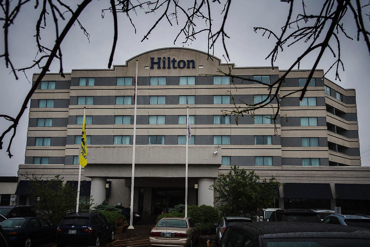De svenska och nigerianska spelarna trängs på spelarhotellet Hilton Airport Suites.