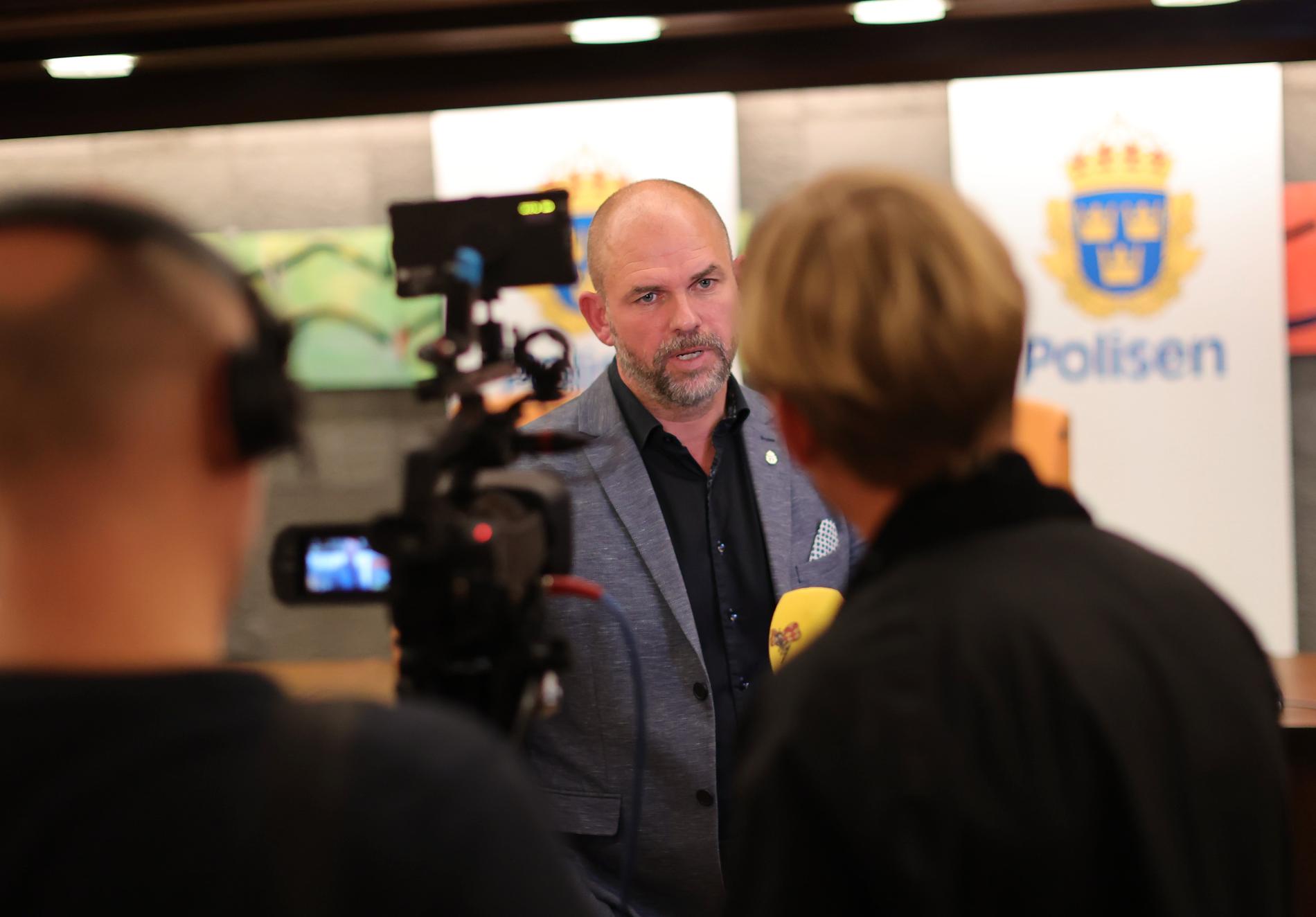 Rickard Finndahl i samband med en presskonferens i Vetlanda.