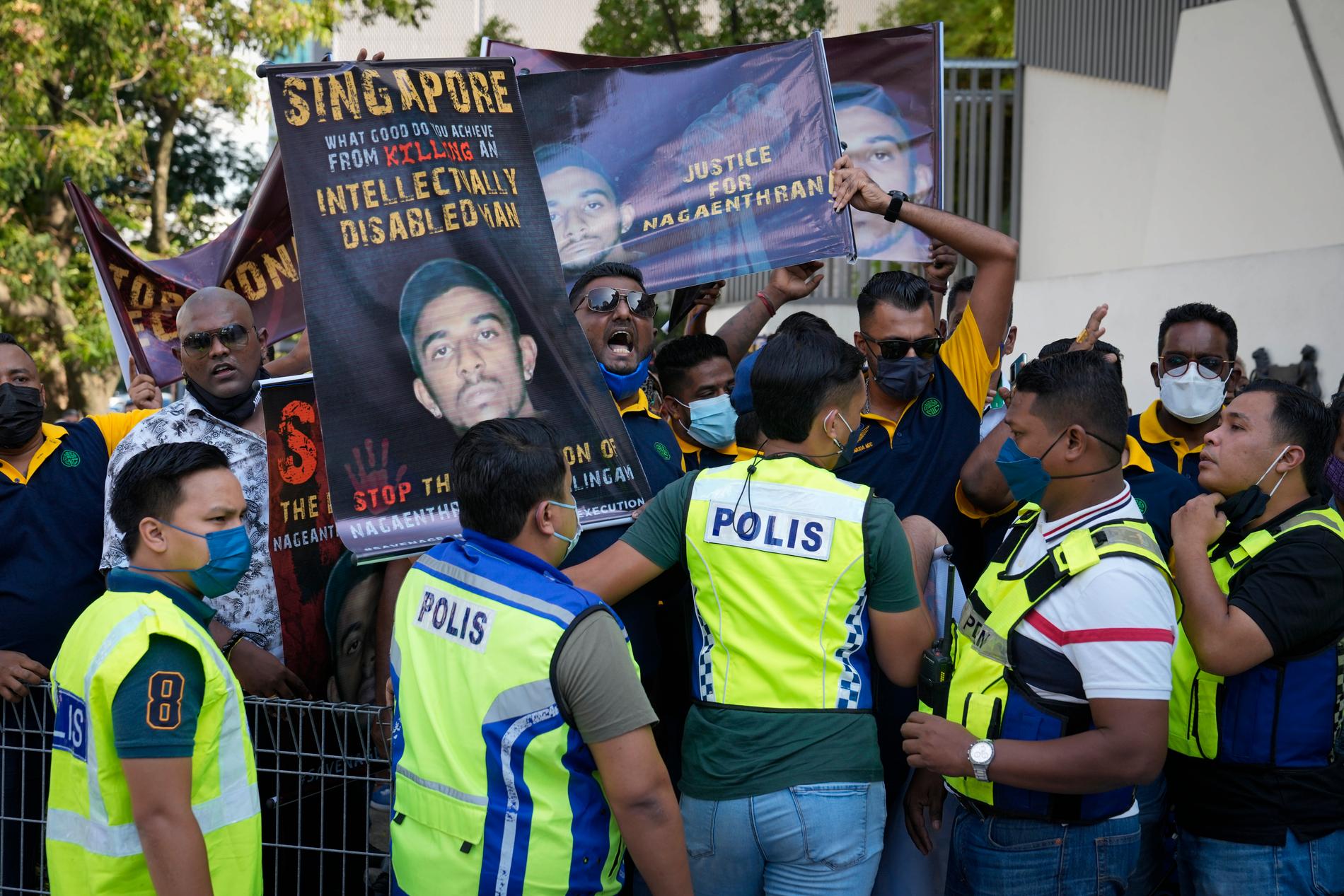Demonstranter protesterar mot Singapores dödsdom mot malaysiern Nagaenthran K Dharmalingam utanför Singapores ambassad i Kuala Lumpur. Trots protesterna avrättades Nagaenthran K Dharmalingam – som hade en intellektuell funktionsnedsättning – i slutet av april för att ha smugglat heroin.