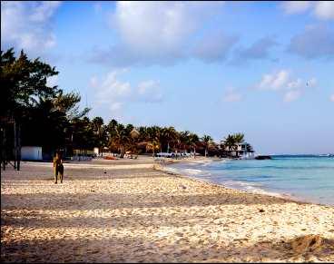 Solstolar, strand och kokospalmer. Mycket mer finns inte på ön som är åtta kilometer lång och 800 meter bred. Stranden går hela vägen.