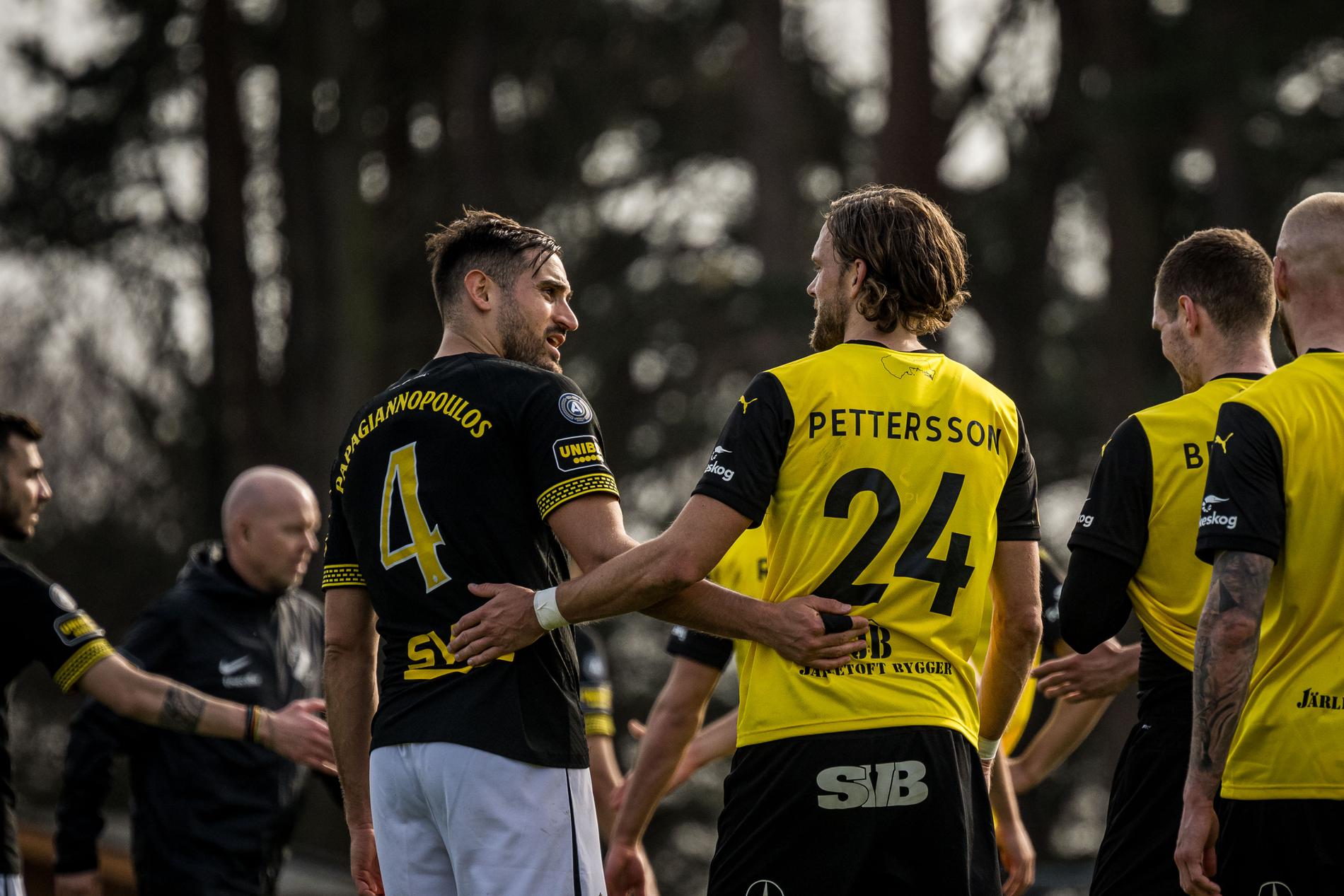 Tom Pettersson och AIK:s Sotirios Papagiannopoulos. 