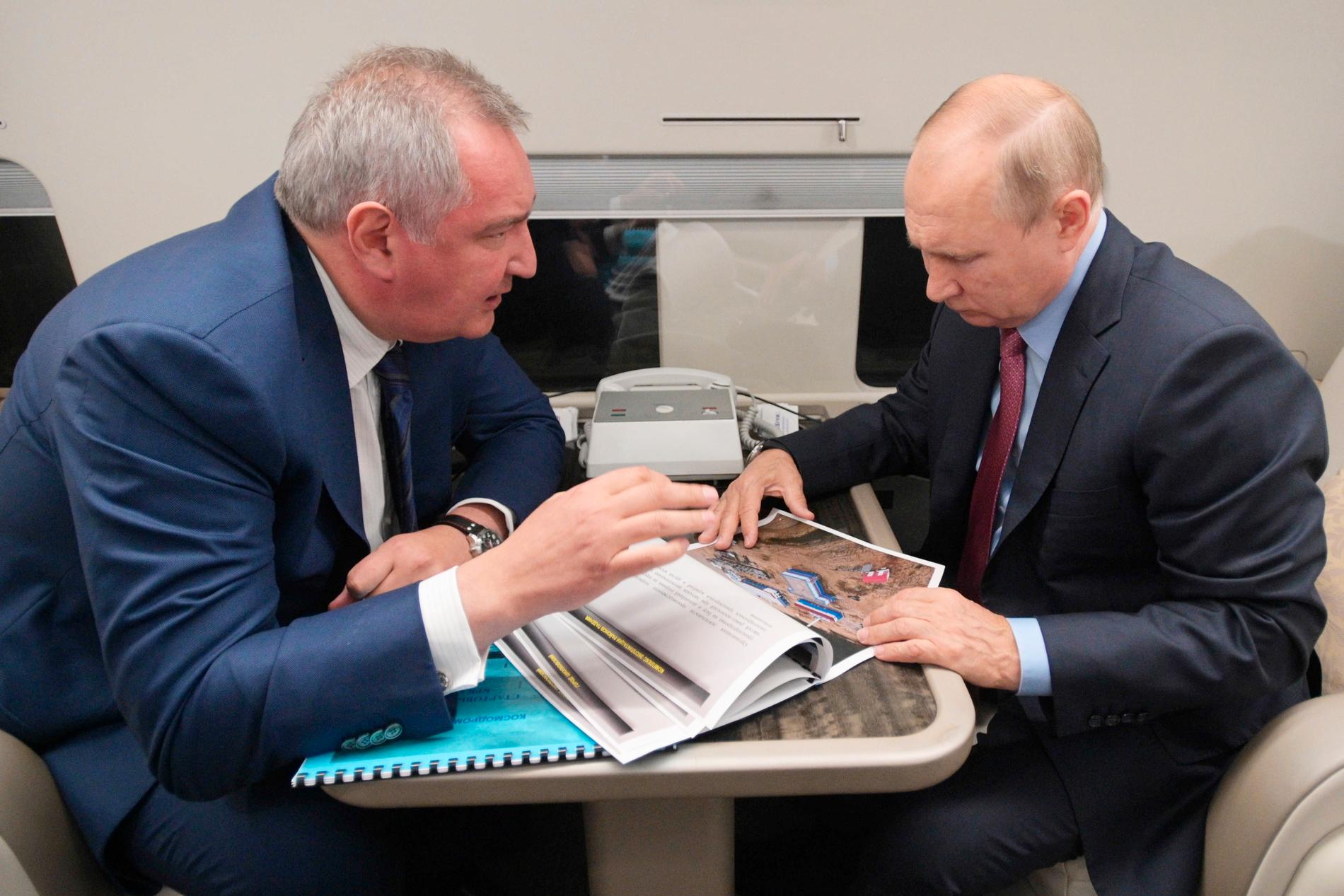 Rogozin och Putin under en resa i presidentens flygplan i september 2021.