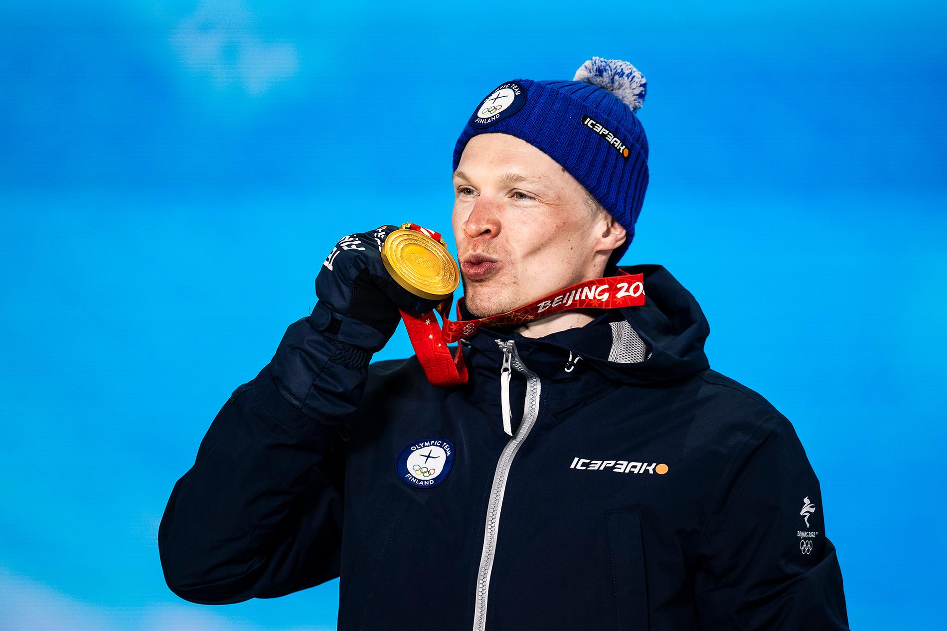Iivo Niskanen efter OS-guldet i Peking.