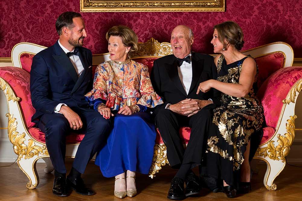 Prinsessan Märtha Louise tillsammans med kungafamiljen. Hennes lillebror kronprins Haakon sitter till vänster om drottning Sonja och kung Harald. 