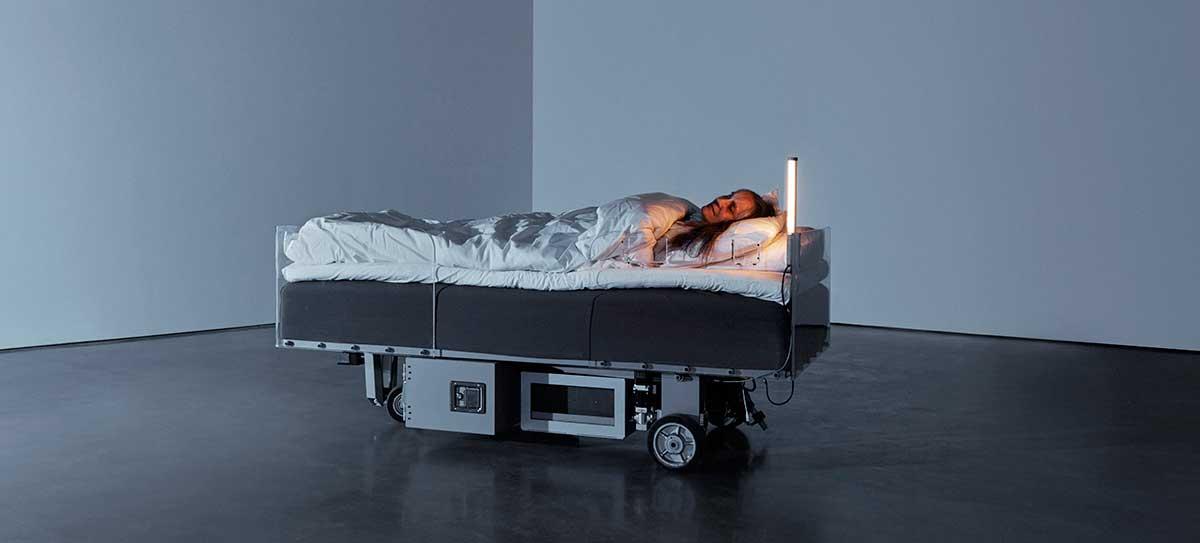 Natt på museet ”Two roaming beds (grey)”, 2015. Carsten Höller. Rörliga robotsängar med pennor som lämnar mönster.
