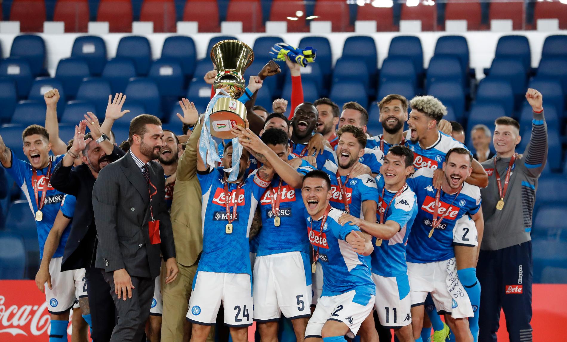 Napolis Lorenzo Insigne lyfter den italienska cuppokalen och resten av laget jublar.