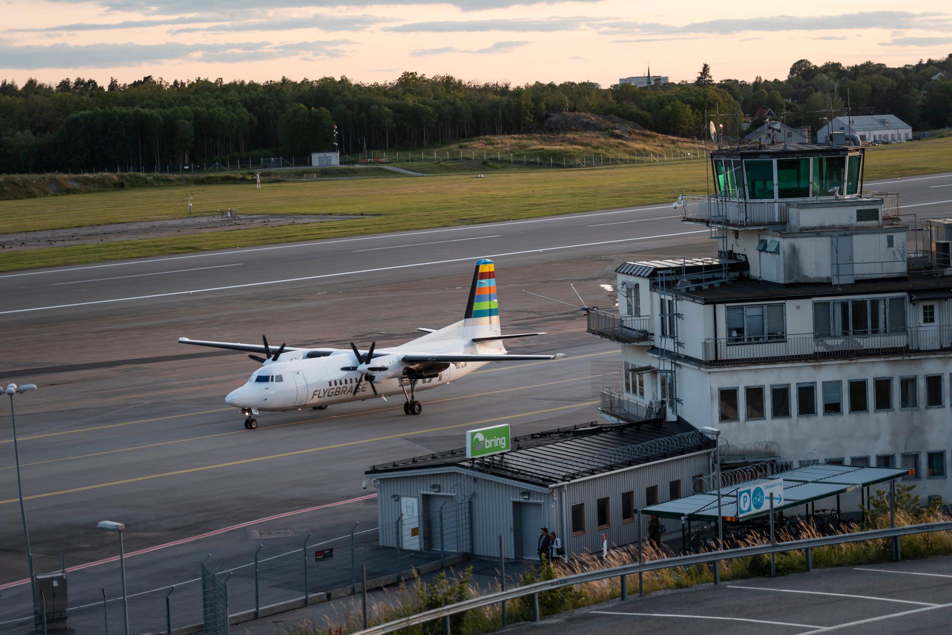 Ett flygplan tillhörande BRA startar vid Bromma flygplats.