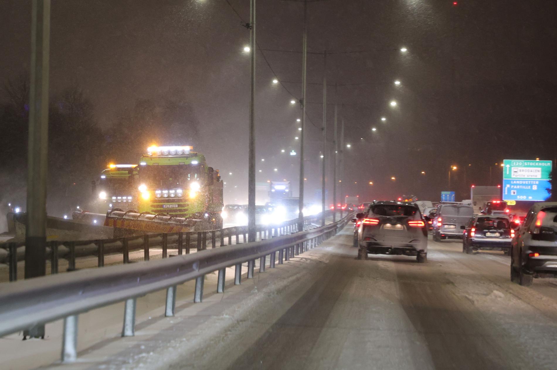 Snö och halka orsakade problem utanför Göteborg på onsdagskvällen. 