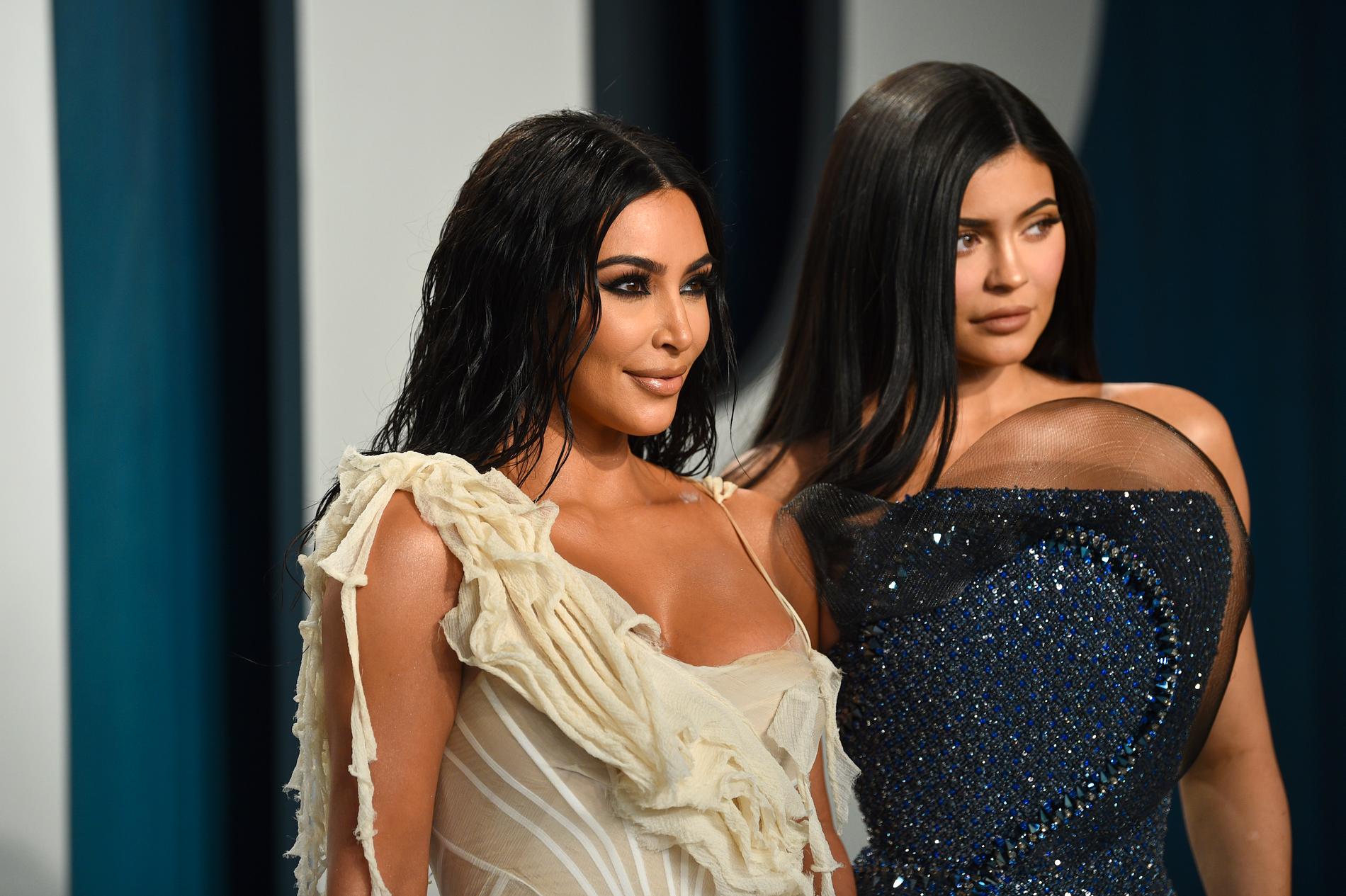 Kim Kardashian och Kylie Jenner under Vanity Fairs Oscarsfest i februari i år.