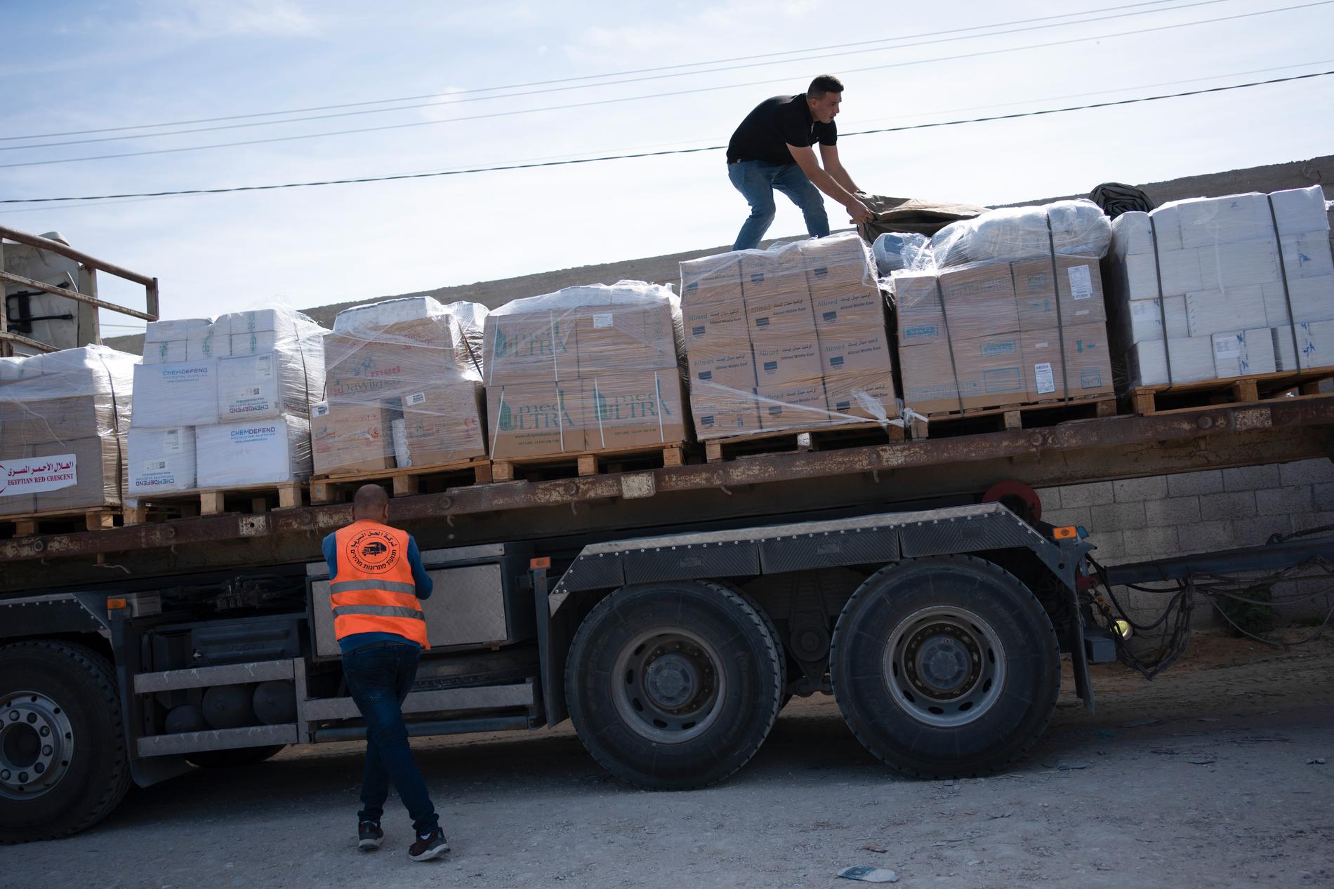 Lastbilar med nödhjälp har stått vid gränsövergången och väntat på att få köra in i Gaza. På lördagen släpptes 20 bilar in. 
