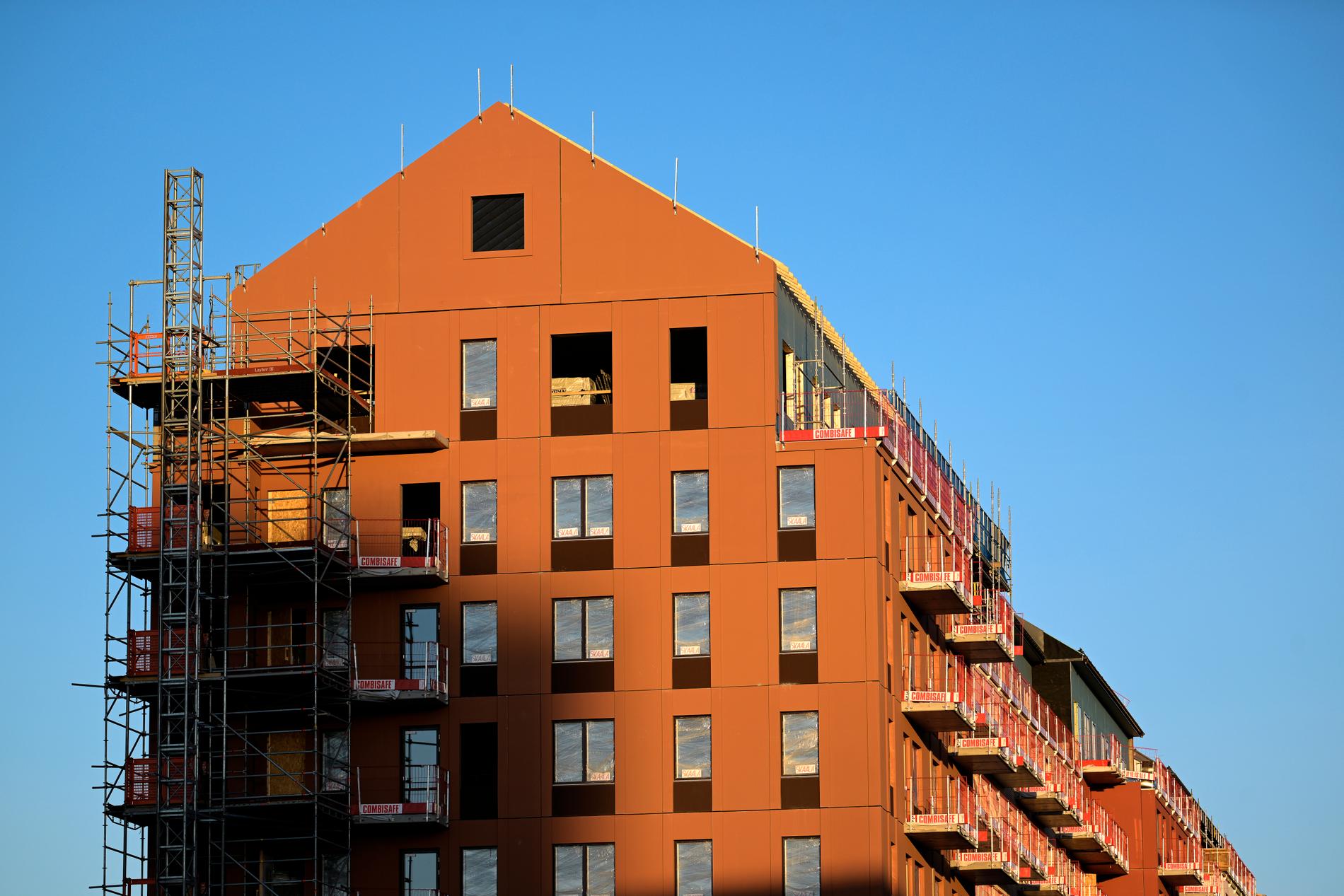 Ett bygge i Solna. Enligt Länsförsäkringar byggs det för få små och billiga bostäder i Sverige.
