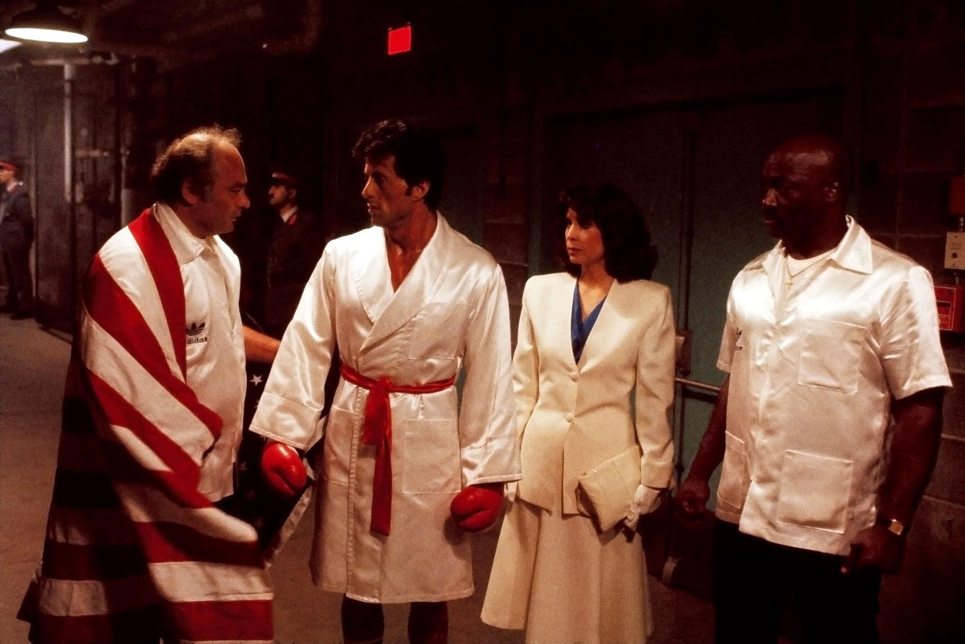 ROCKY IV Skådespelarna Burt Young, Sylvester Stallone, Talia Shire och Tony Burton, 1985.