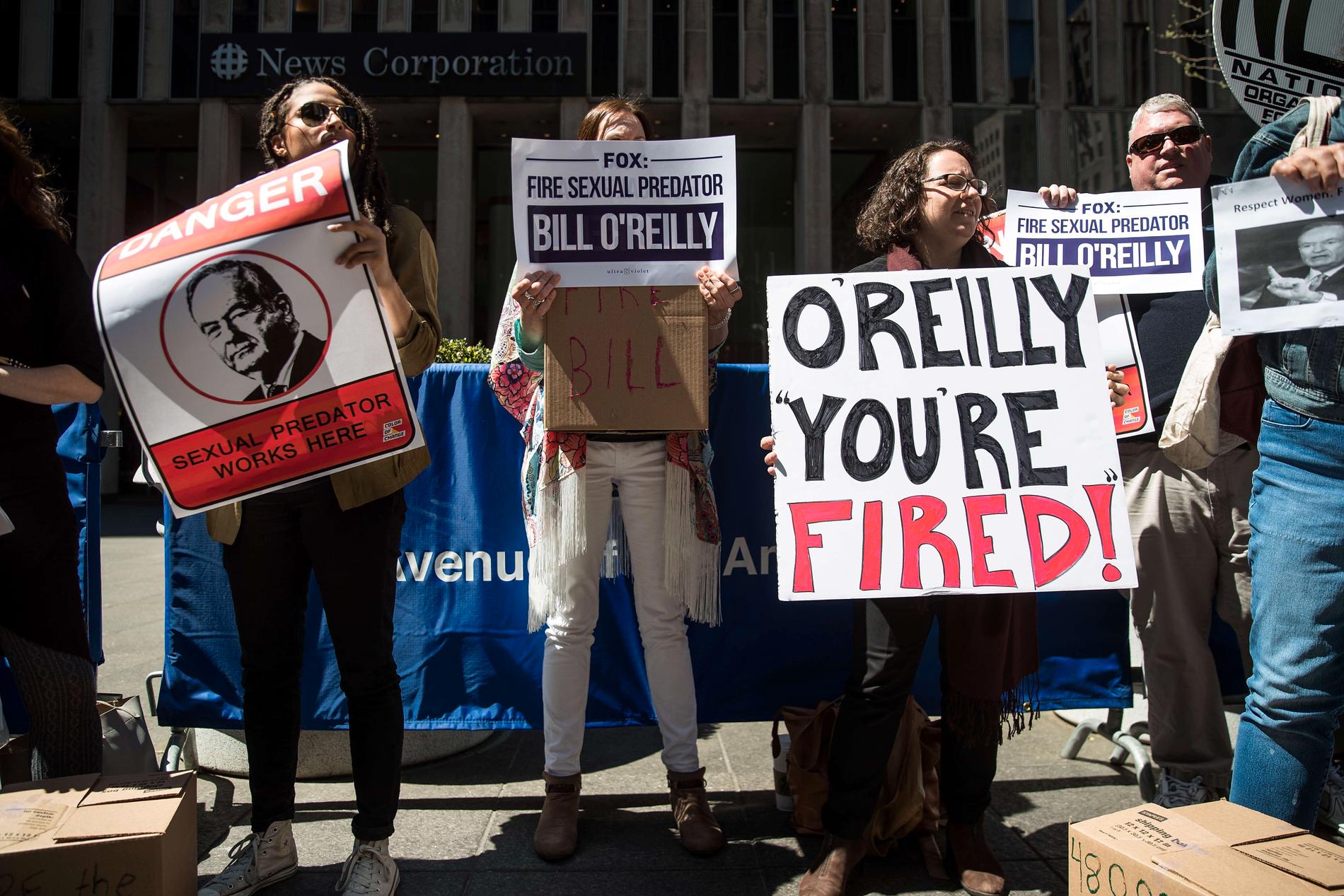 Protester mot Bill O'Reilly utanför Fox News högkvarter på Manhattan i New York.