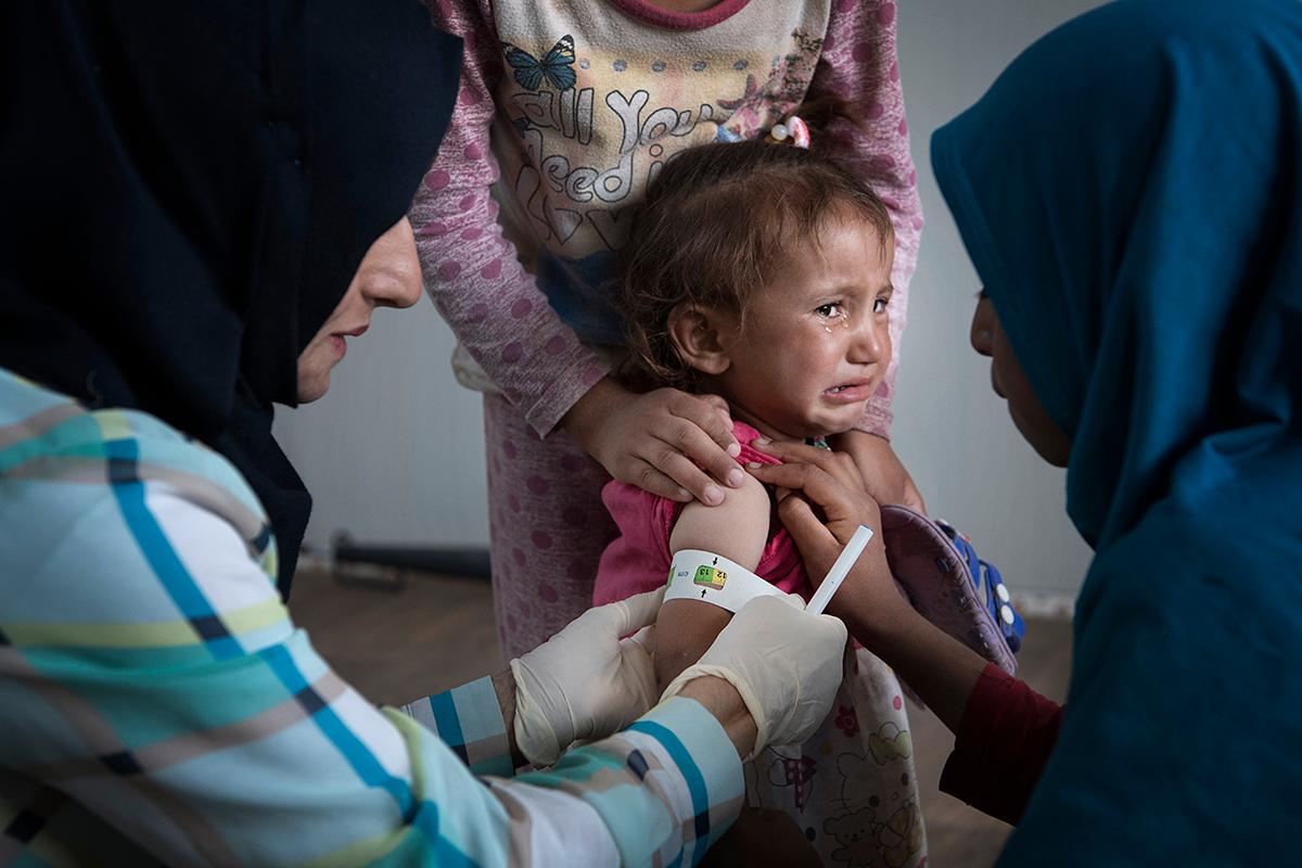 Mina, 2, har varit på besök hos barnkliniken i Khazerlägret flera gånger. Hon tycker inte om det. Men nu har hon nått normalvikt, efter ett år med svår undernäring. Hennes familj flydde från Badour utanför Mosul i april.