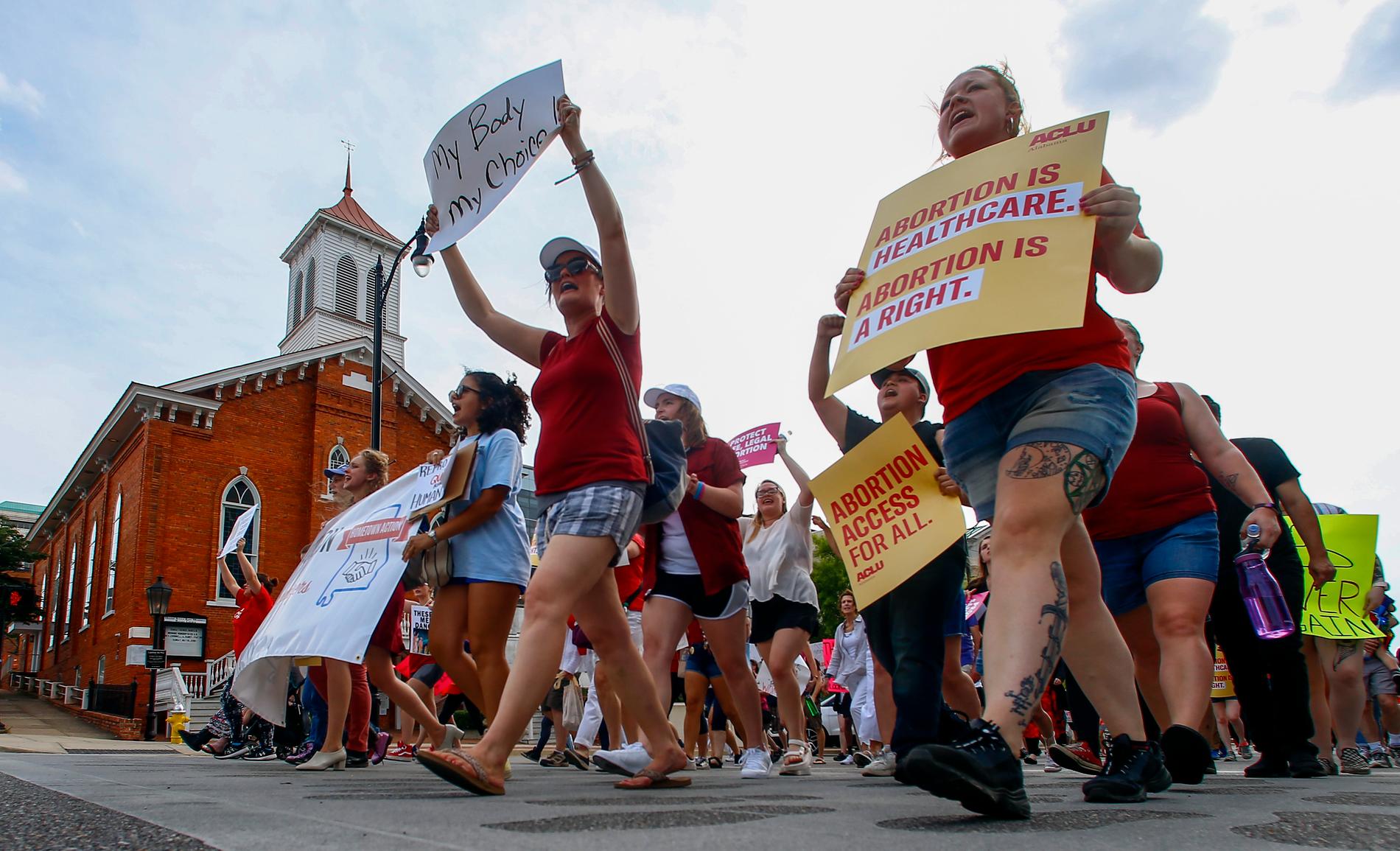Aborträttsaktivister protesterar i Alabama mot den nya extremt restriktiva abortlagstiftningen som antogs i maj. Arkivbild.