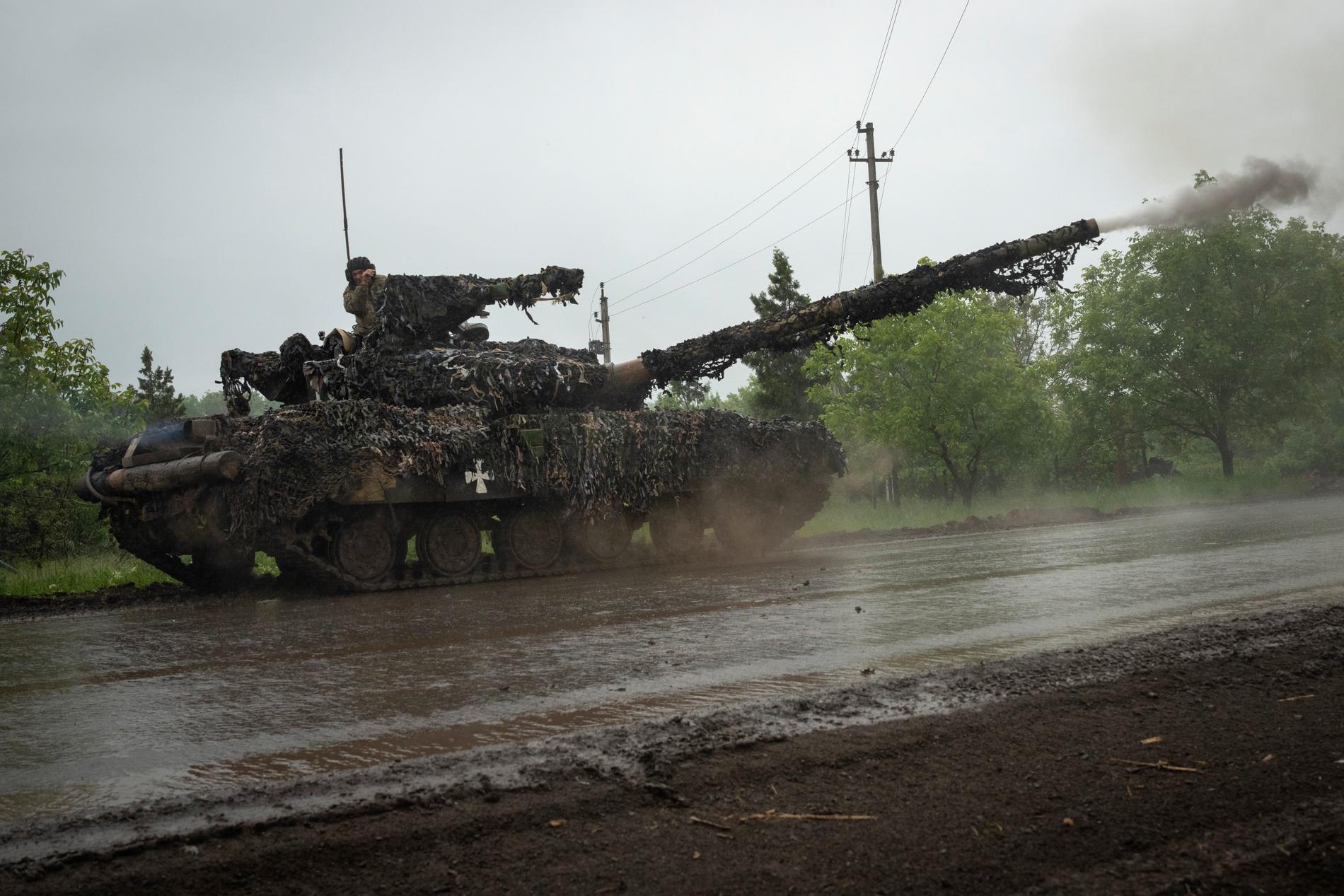 En ukrainsk stridsvagn i närheten av fronten i Bachmut.
