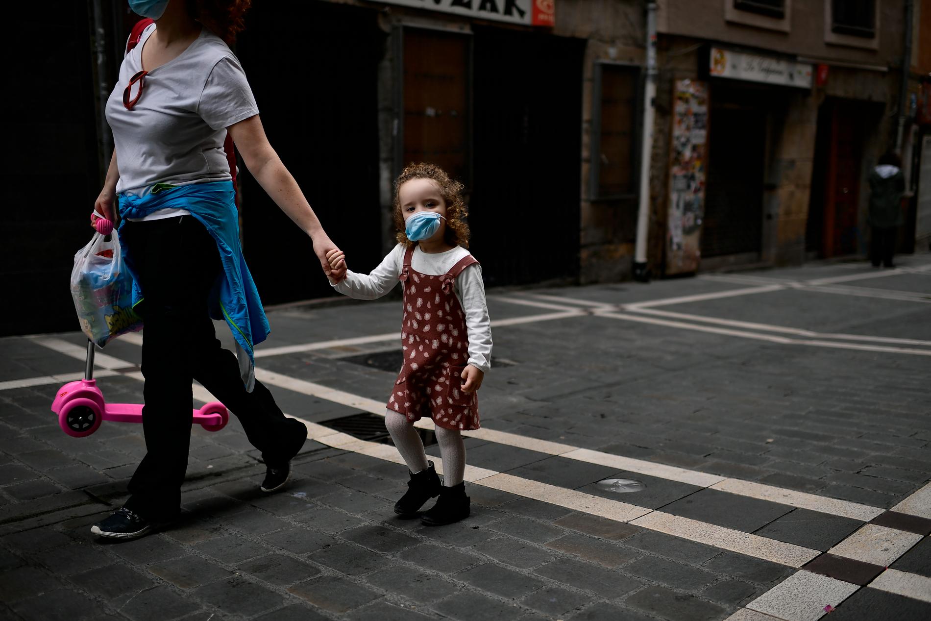 Tre-åriga Irati på promenad med sin mamma i spanska Pamplona på måndagen.