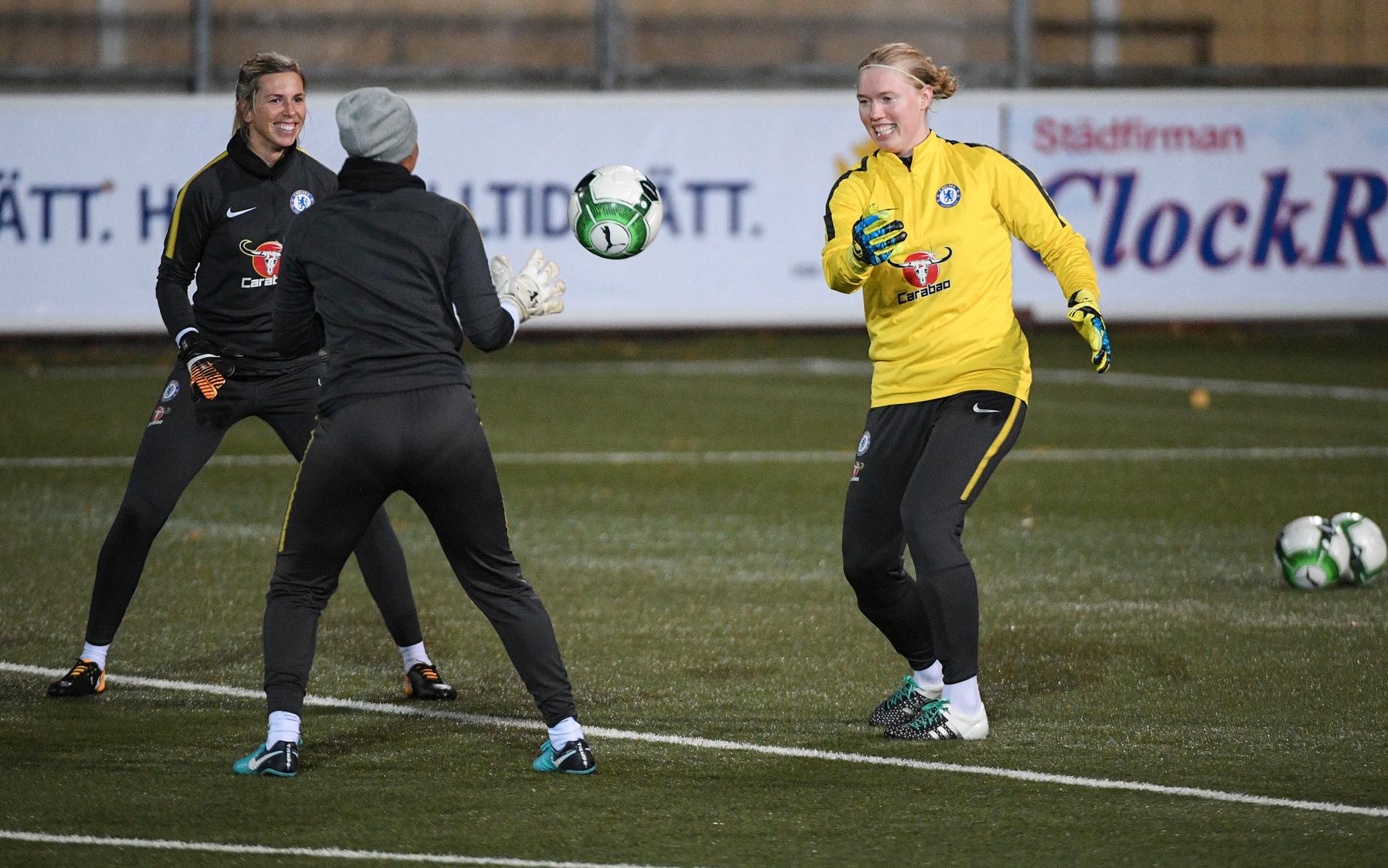 Landslagsmålvakten Hedvig Lindahl, Chelsea, värmer upp på Malmö IP.