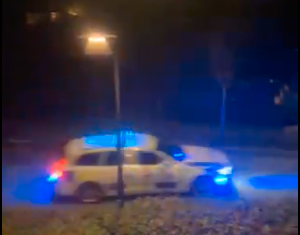 Polisinsats i Tullinge efter en misstänkt skottlossning