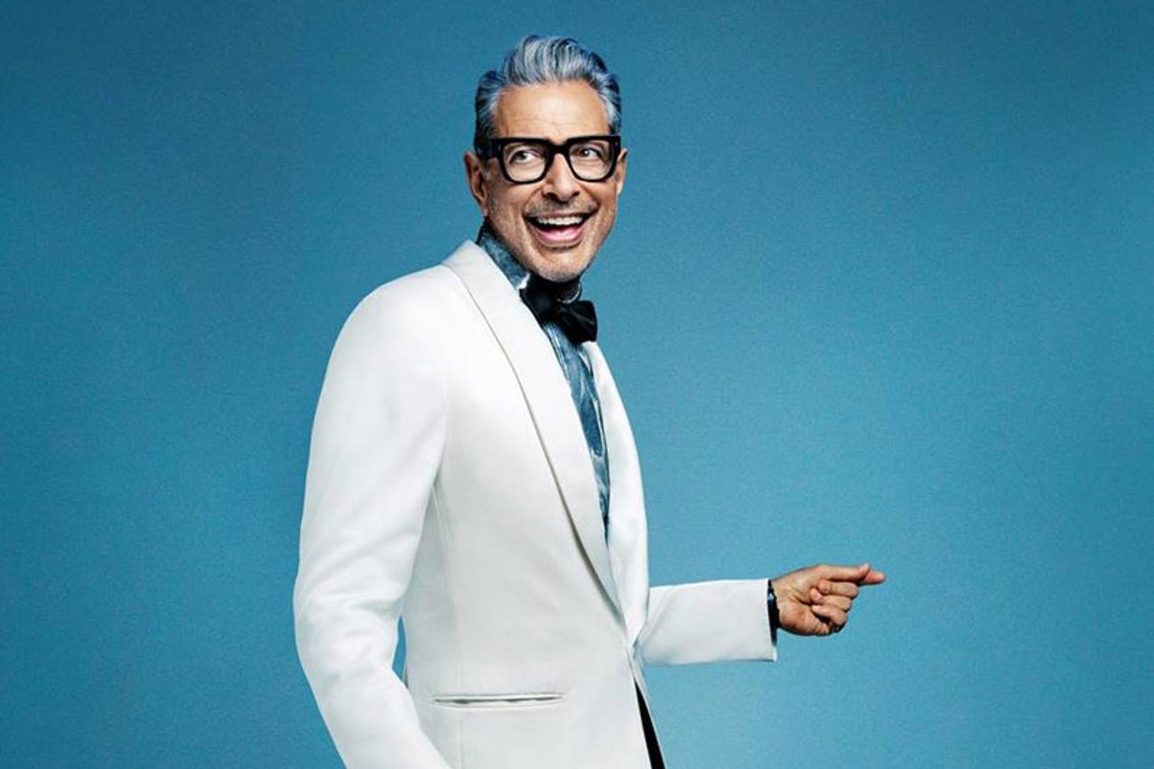 Skådespelaren Jeff Goldblum tolkar, enligt honom, de bästa låtarna någonsin på ep:n ”Plays well with others”. 