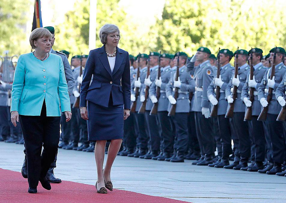 Tysklands förbundskansler Angela Merkel möter Storbritanniens nya premiärminister Theresa May.