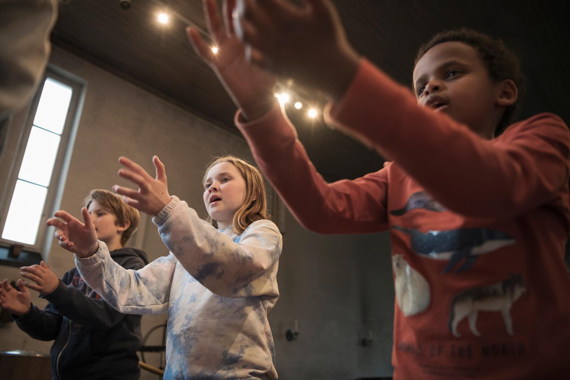 Barn i projektet Sjungande barn sjunger i Hässelby Villastads kyrka. Pressbild.