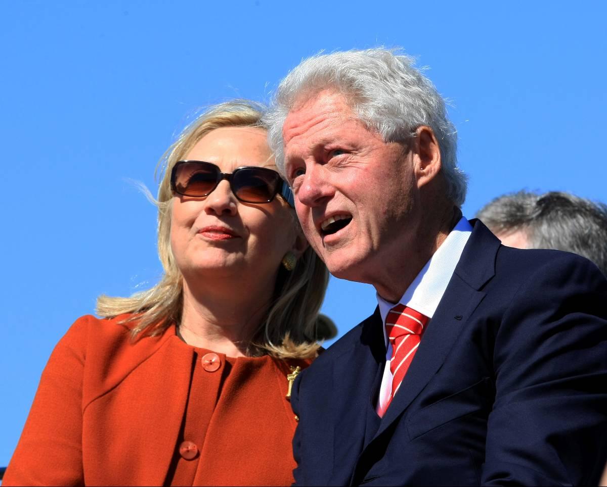Hillary Clinton med maken och expresidenten Bill.