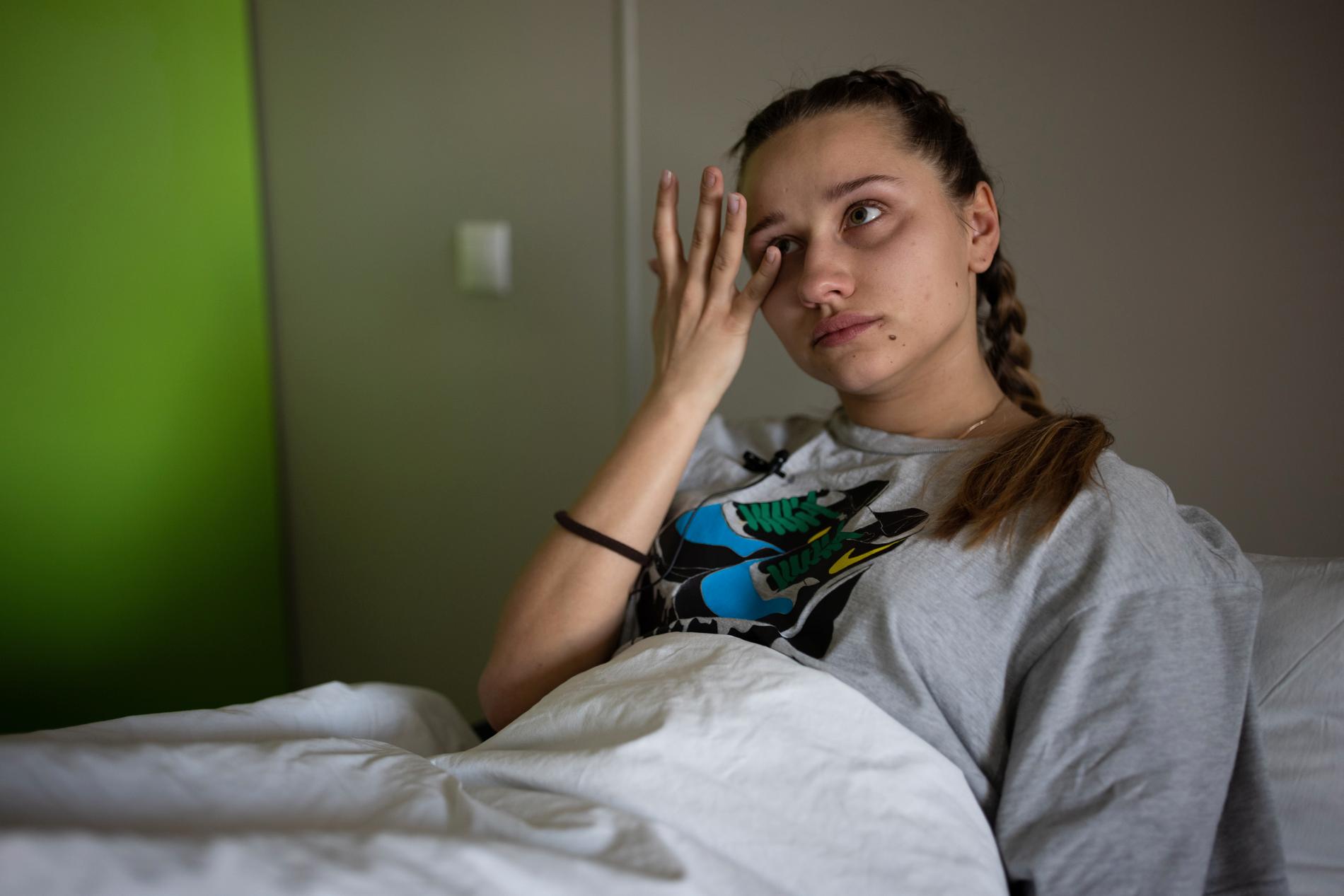 Tårarna börja rinna när Anastasia, 22, berättar om flykten till Kiev.