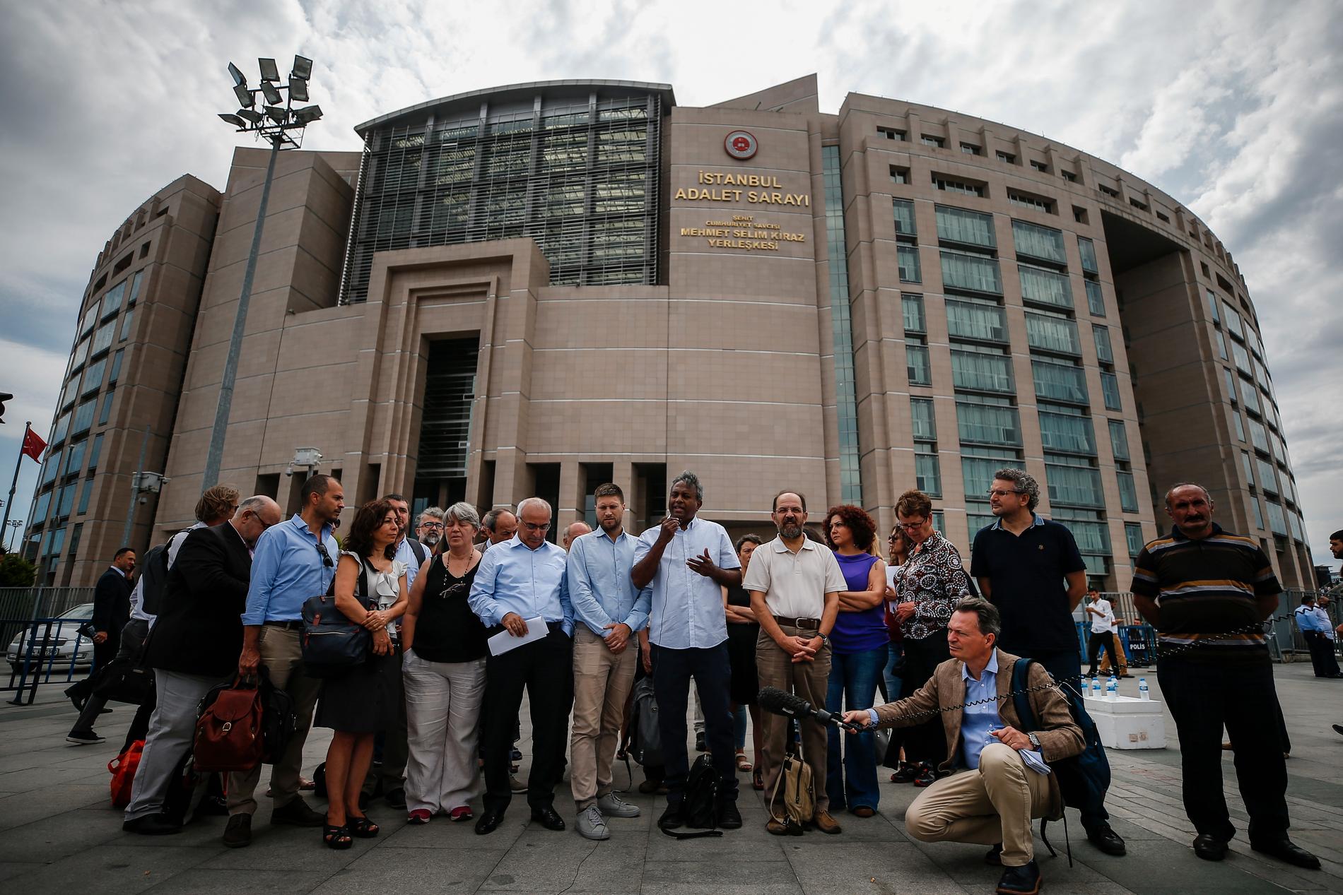 Amnestys dåvarande generalsekreterare Salil Shetty, i mitten, under en presskonferens i juni utanför domstolen i Istanbul där rättegången mot Taner Kilic hållits.