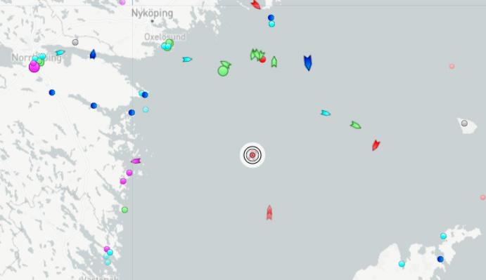 Fartyget (det i mitten med en vit ring runt) på sajten Marine Traffic.