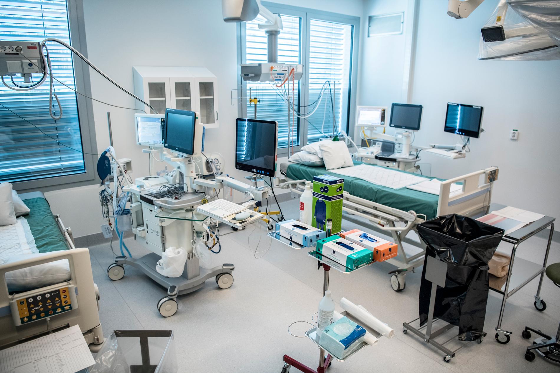 De 23 operationssalarna i den nya byggnaden på Karolinska universitetssjukhuset har tillfälligt förvandlats till intensivvårdsplatser för covid-19.