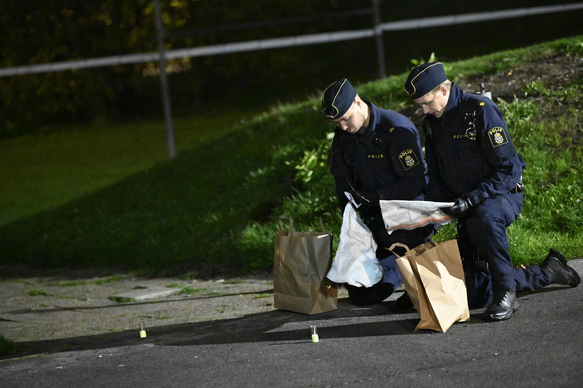 Polis tar hand om tomhylsor efter en skottlossning på en gång- och cykelbana vid Von Rosens väg i Malmö på måndagskvällen.
