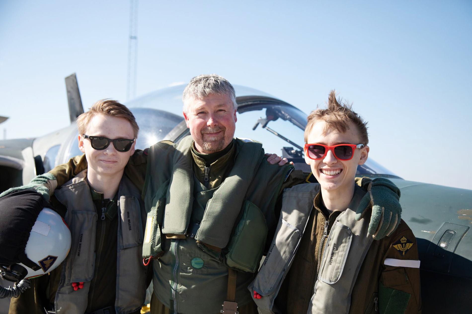 Jens Andersson var pilot för dagen och bjöd Albin och hans bror Emil (till höger) på en riktig åktur. I många år har Jens arbetat som flyglärare på skolan.