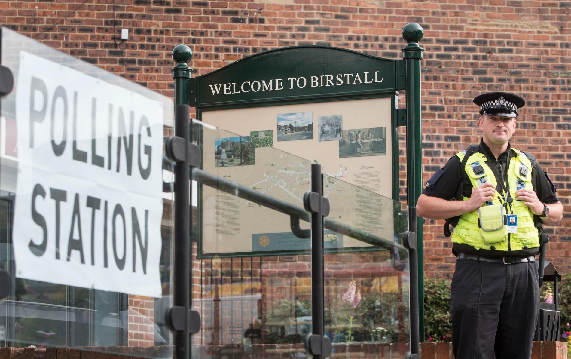 En polisman utanför vallokallen vid Birstall Library i West Yorkshire i torsdags.
