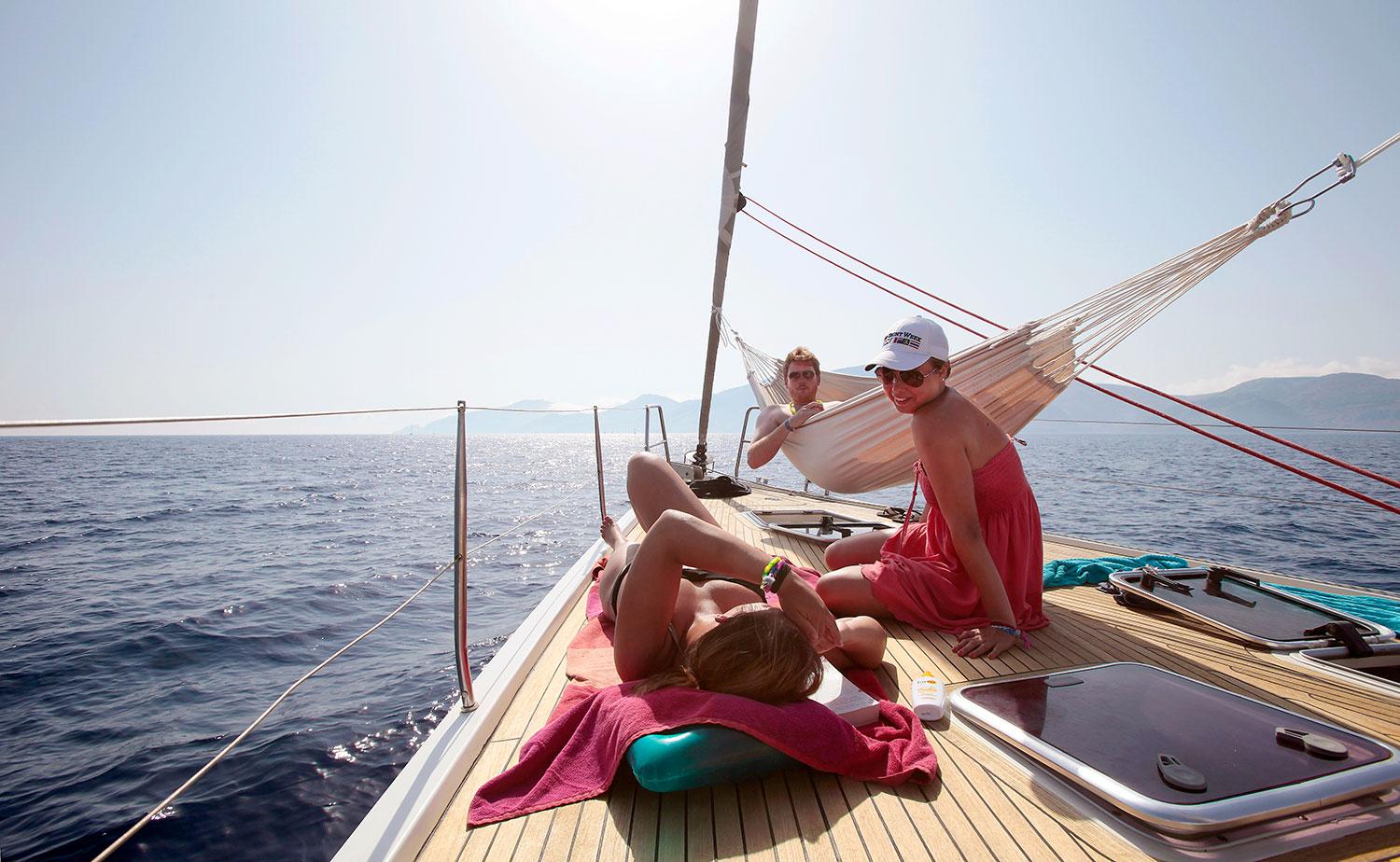 När man hyr en segelbåt med skeppare har man tid att ligga och njuta av solen.