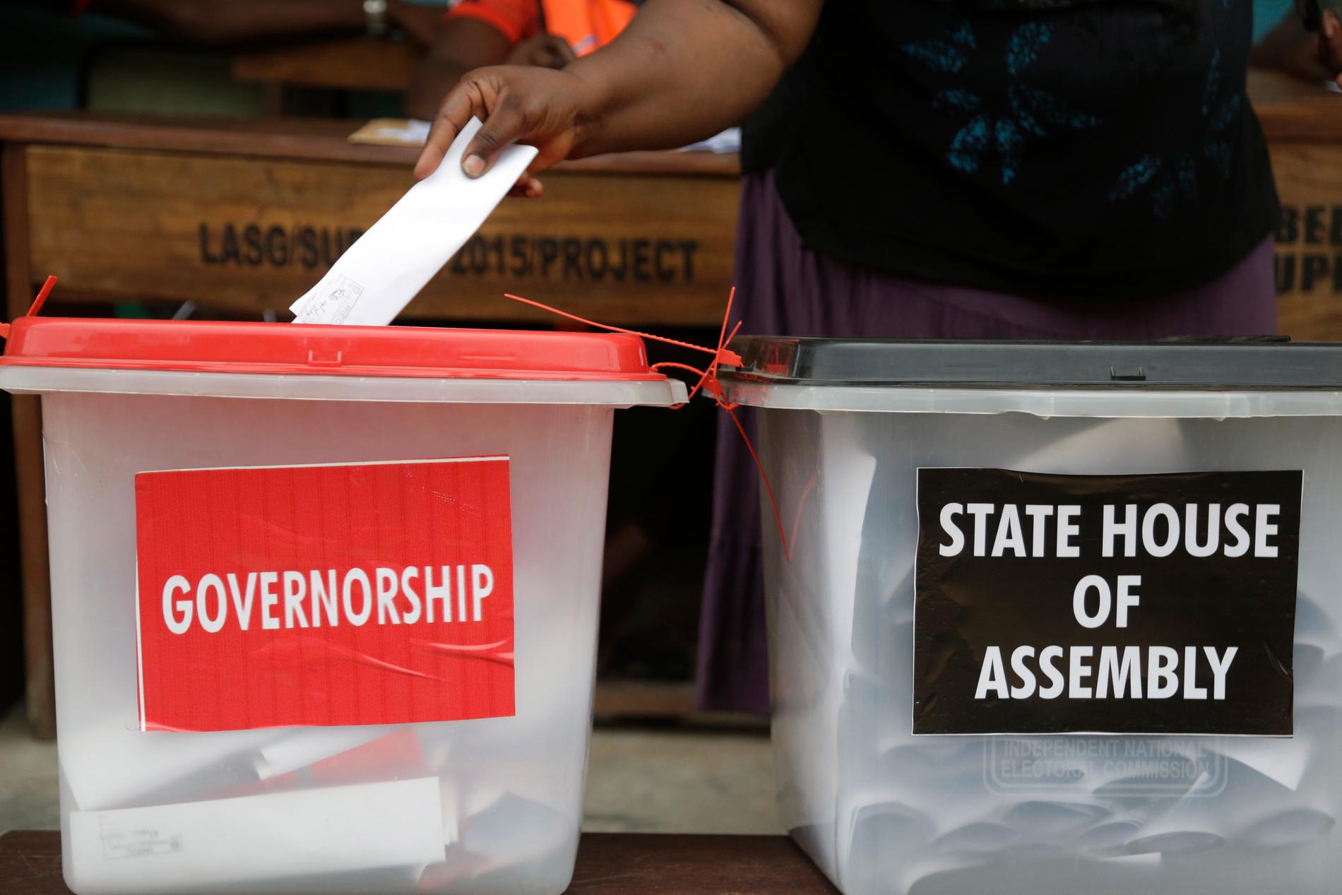 En kvinna i Nigerias största stad Lagos röstade i lördagens guvernörs- och delstatsparlamentsval. Arkivbild.