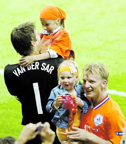 Edwin van der Sar med dottern Lynn och Dirk Kuyt med dottern Noelle.