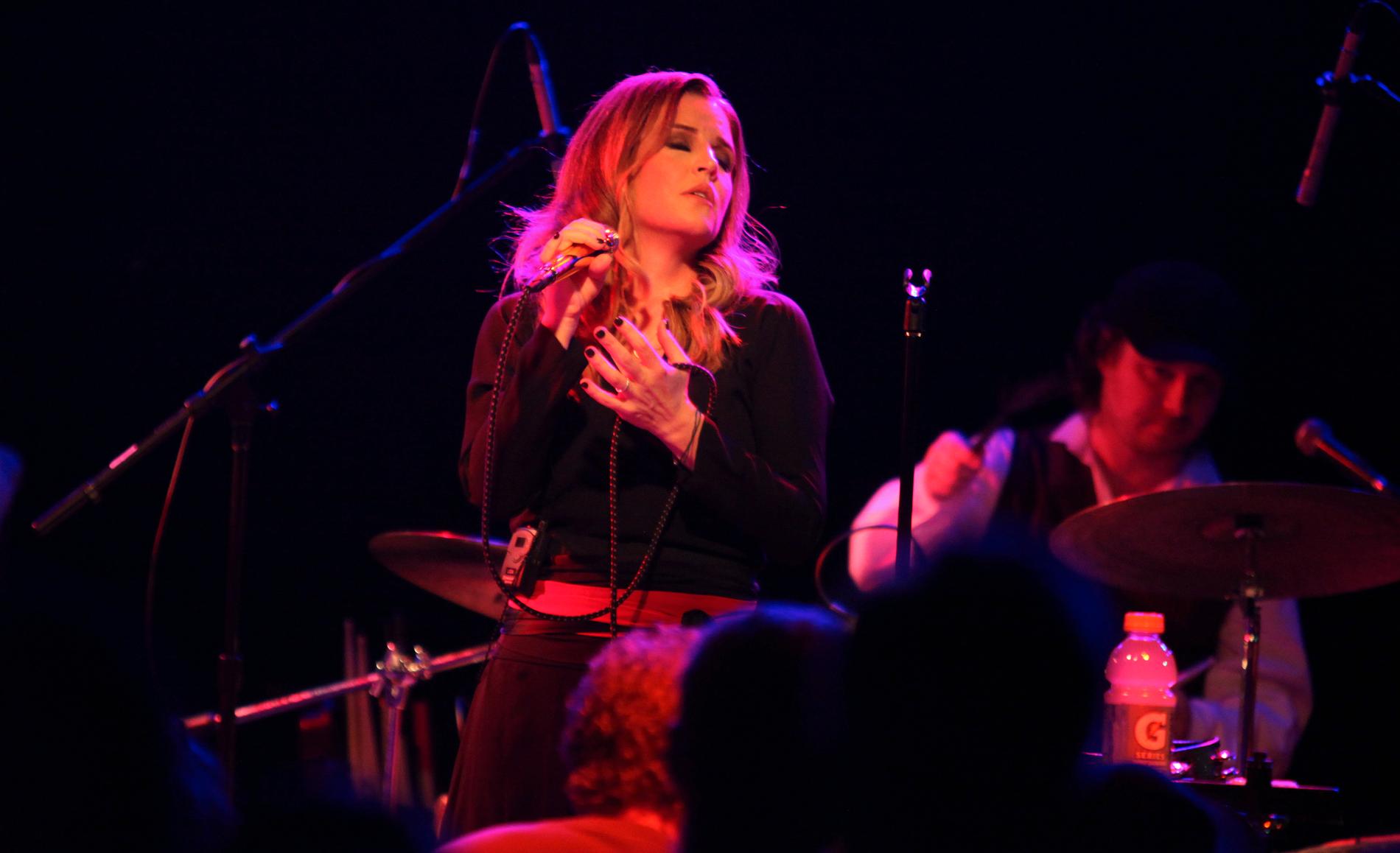 Lisa Marie Presley på Storm & Grace-turnén 2012, här spelar hon på Bottom Lounge i Chicago. 