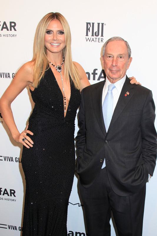 Heidi Klum tornar upp sig bredvid NY:s borgmästare Michael Bloomberg på välgörenhetsgalan amfAR.