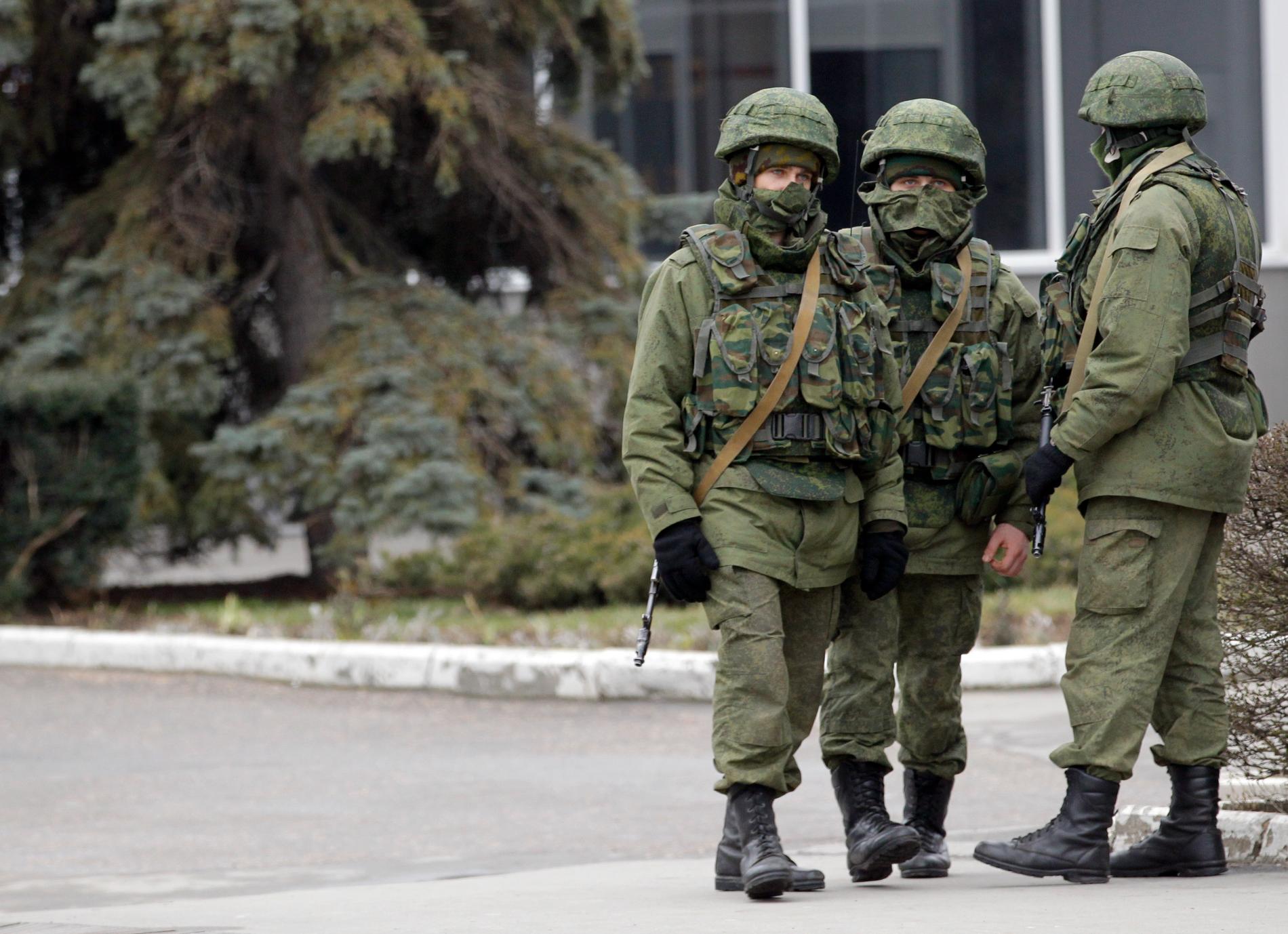 Oidentifierade soldater vid flygplatsen i Simferopol den 28 februari 2014.