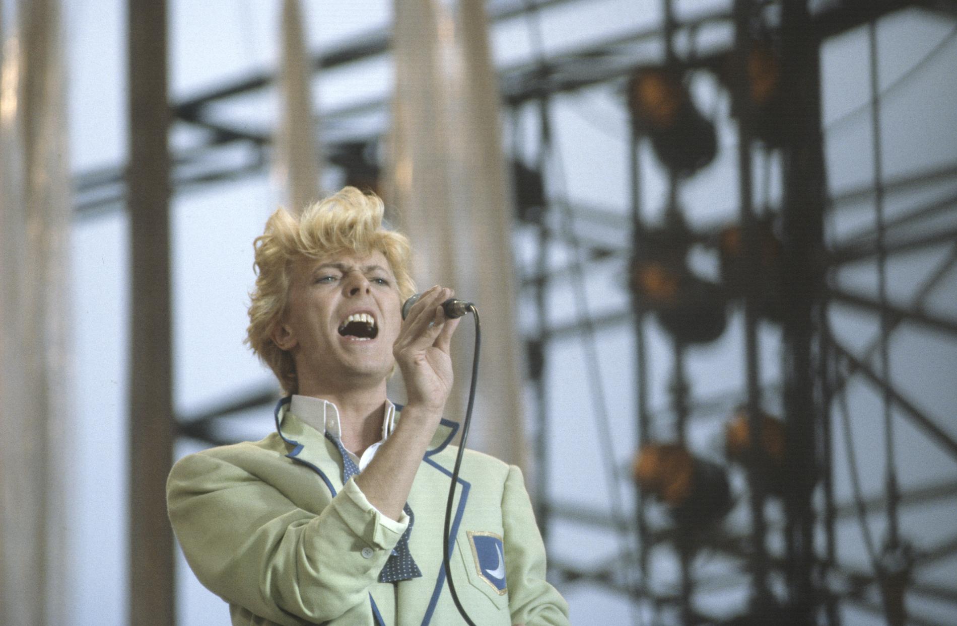 David Bowie på Ullevi i Göteborg under ”Serious moonlight”-turnén den 11 juni 1983. 61 000 personer var på plats, den dittills största konserten på en svensk scen någonsin.