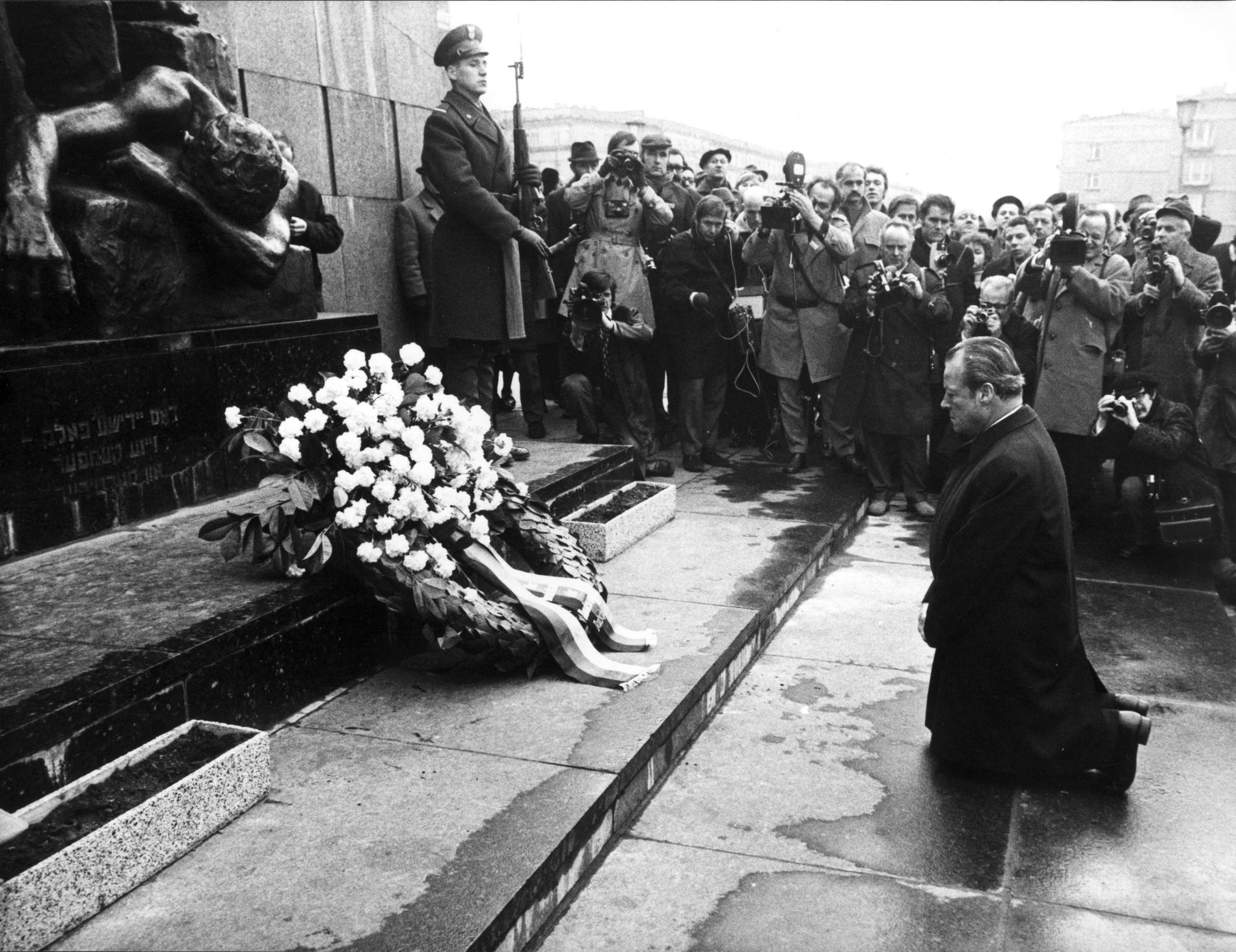 Bilden på Willy Brandt den gråkalla vinterdagen i Warszawa blev historisk. Inte bara för den spektakulära gesten utan framför allt för att den gav Europa nytt hopp.