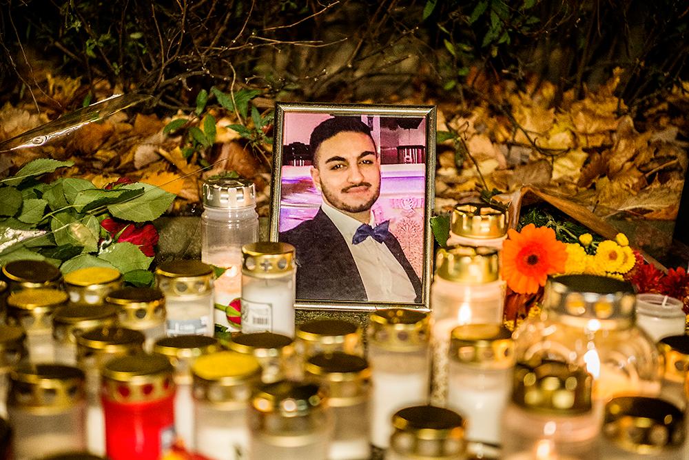 En minnesstund för Shayan Gaff anordnades i Älta utanför hans bostad.